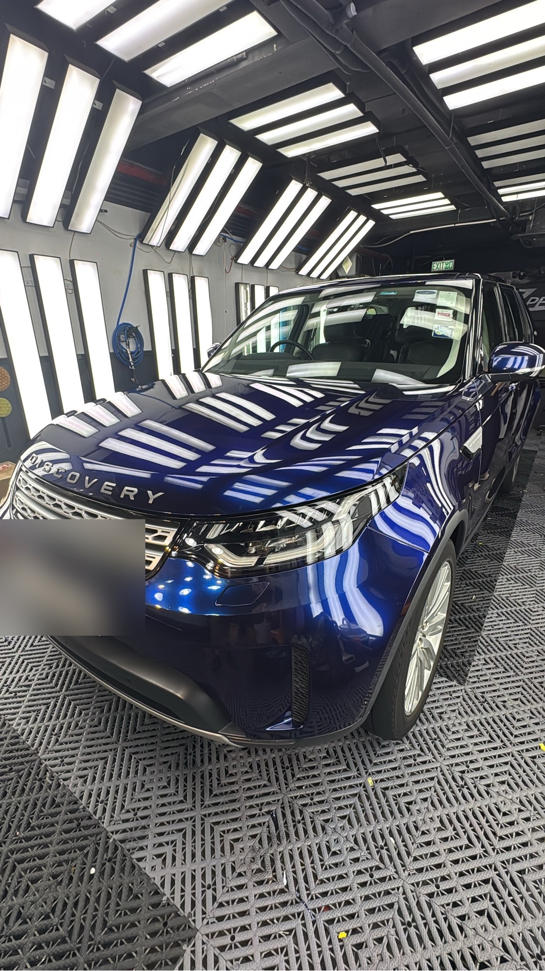 Land Rover Discovery 貼上藍色 TPU 漆面保護膜，車頭效果