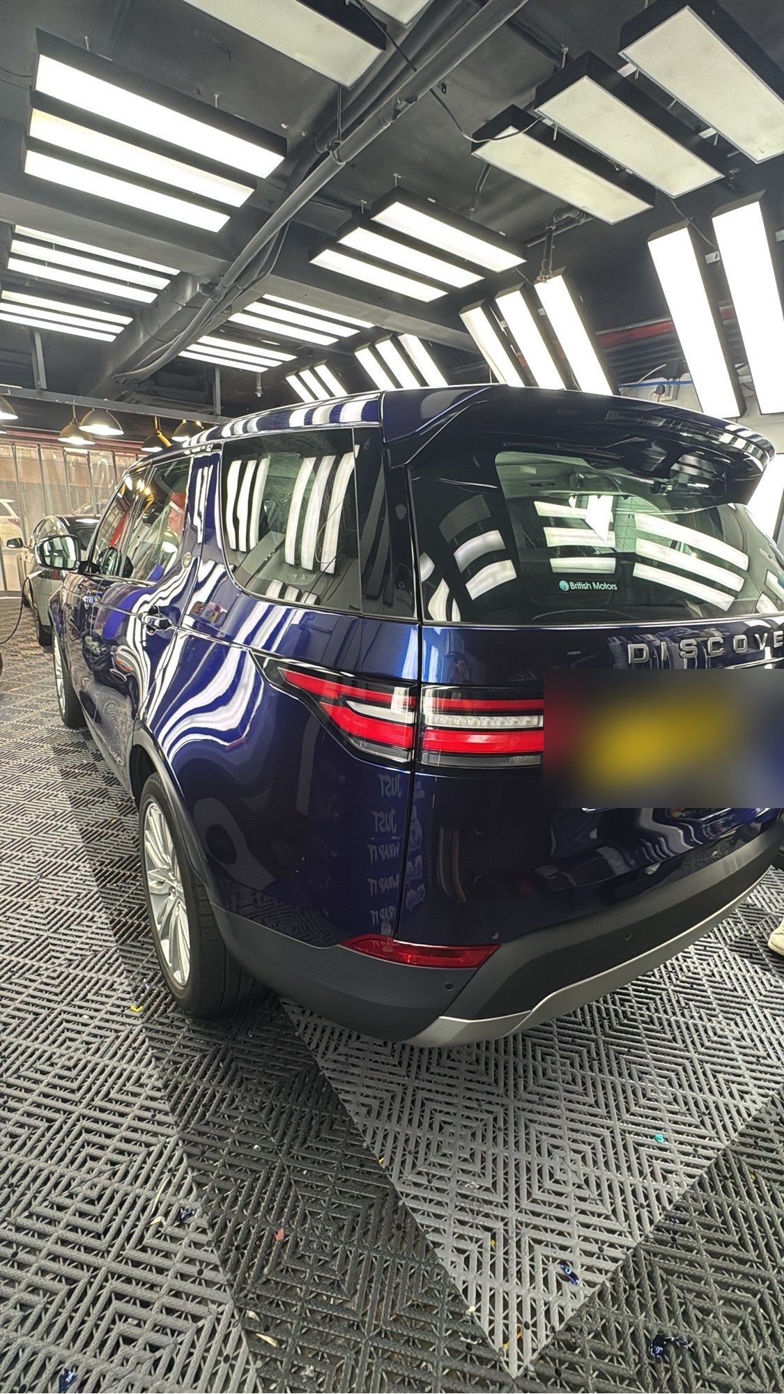 Land Rover Discovery 貼上藍色 TPU 漆面保護膜，車尾效果