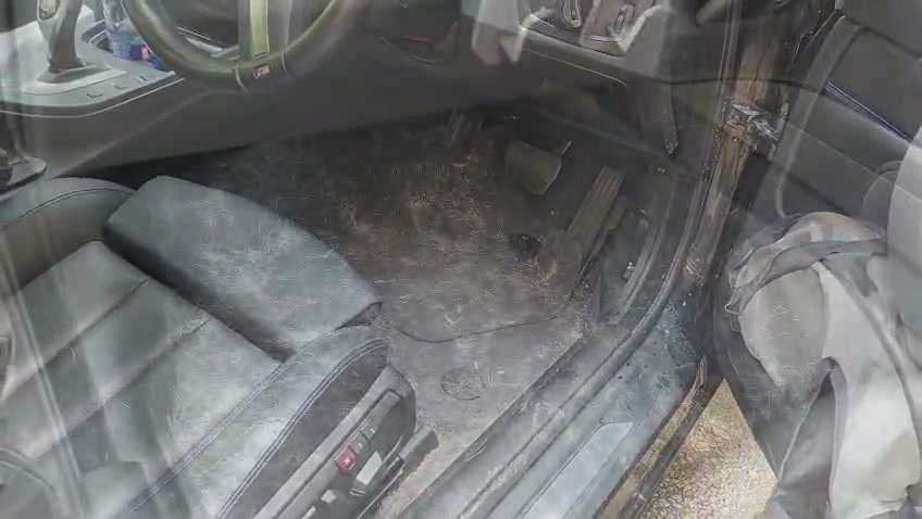 BMW 428i 施工前駕駛席地毯佈滿積塵同雜物