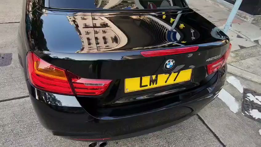 BMW 428i 車尾完工後，尾廂蓋鏡面倒映對面樓宇