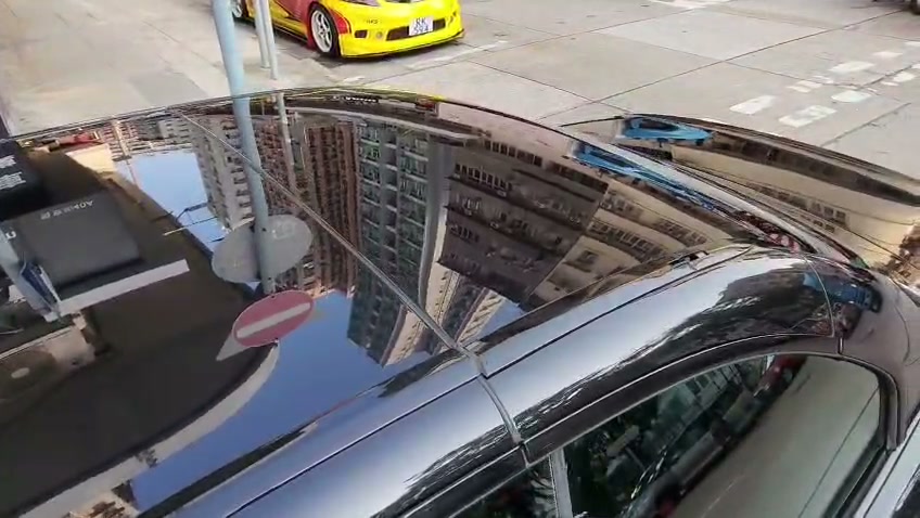 BMW 428i 硬頂車頂研磨後呈鏡面，清楚倒映對面樓宇
