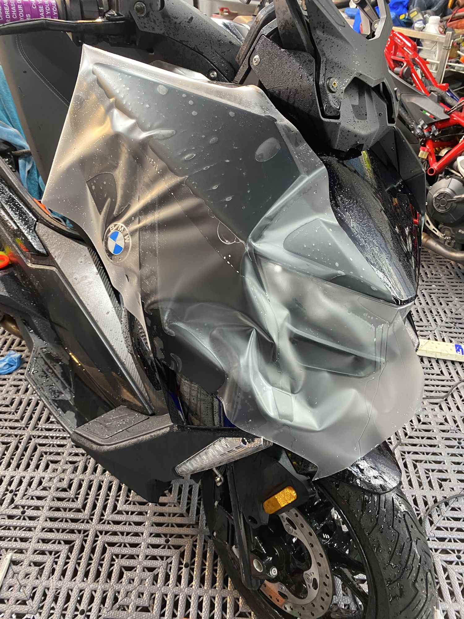 BMW C400GT 車頭罩貼銀灰包膜施工中，膜面仲濕住貼膜液，未推走摺痕