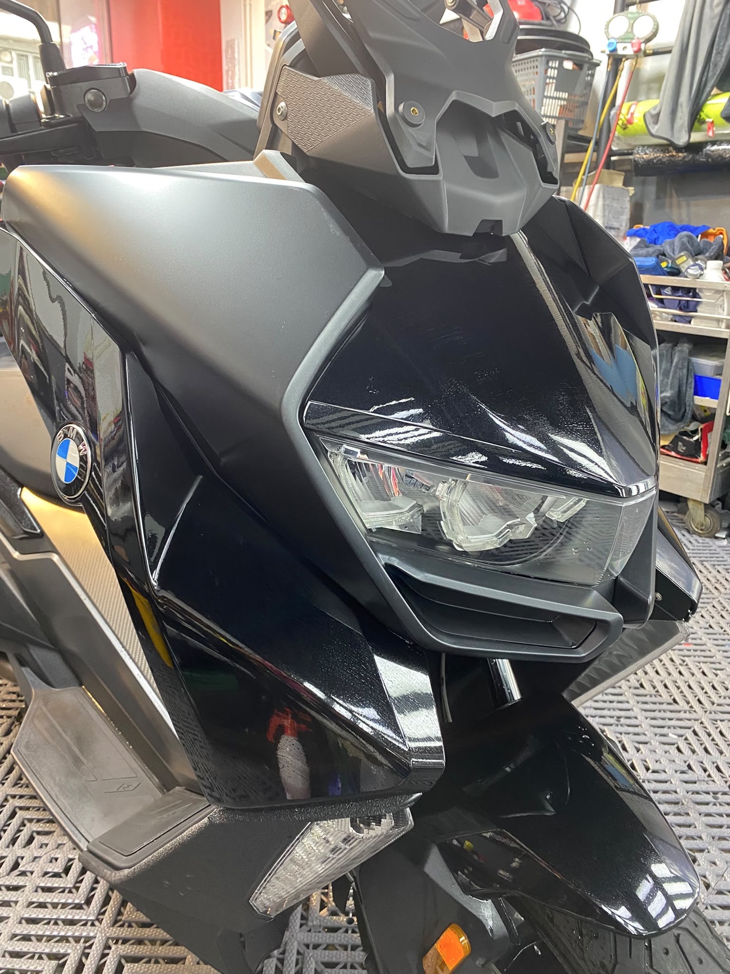 BMW C400GT 電動綿羊車頭罩完工，亮光黑包膜反光清晰