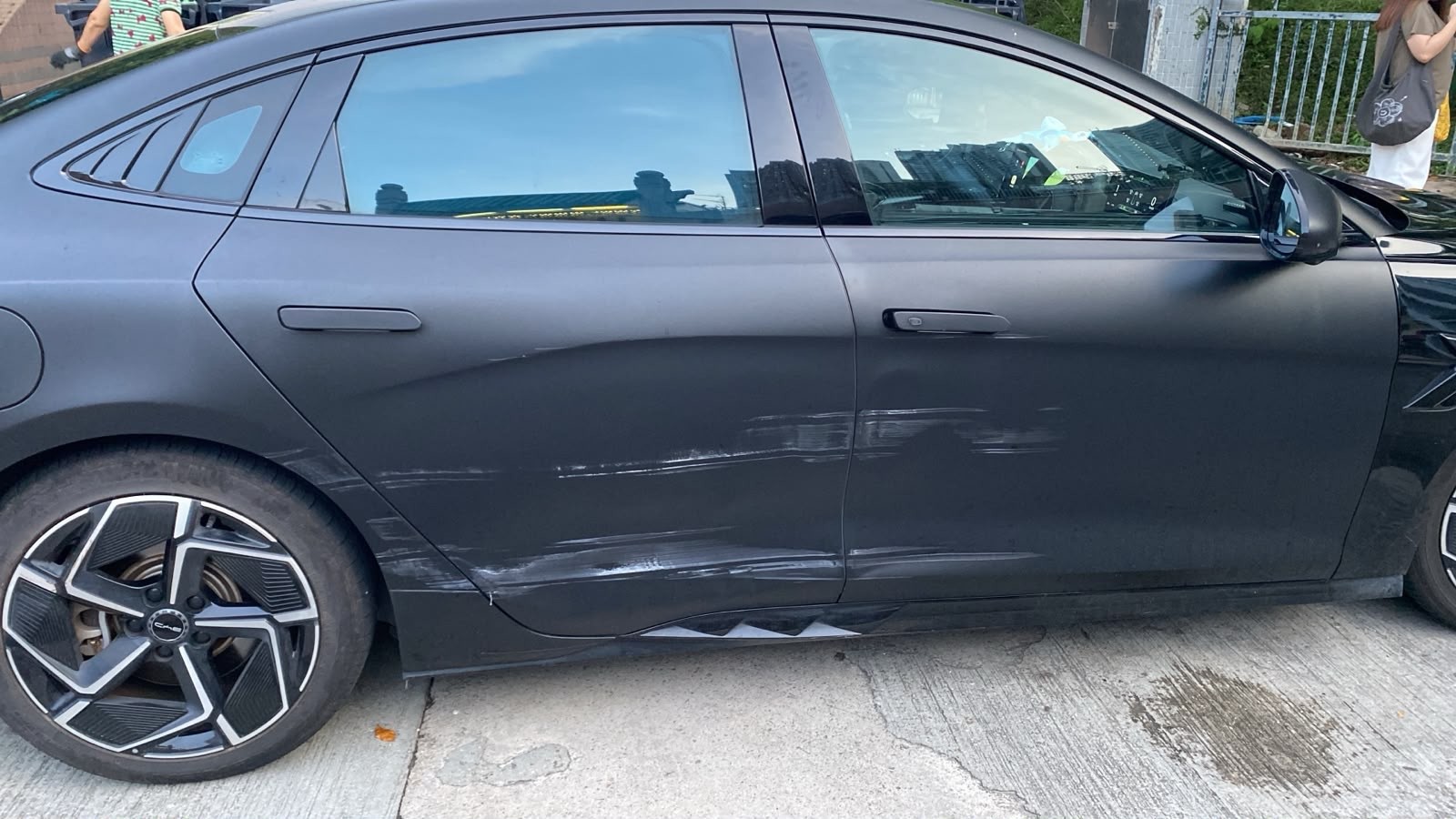 車門連車裙一路刮花見底色,入場時嘅車身花痕狀態