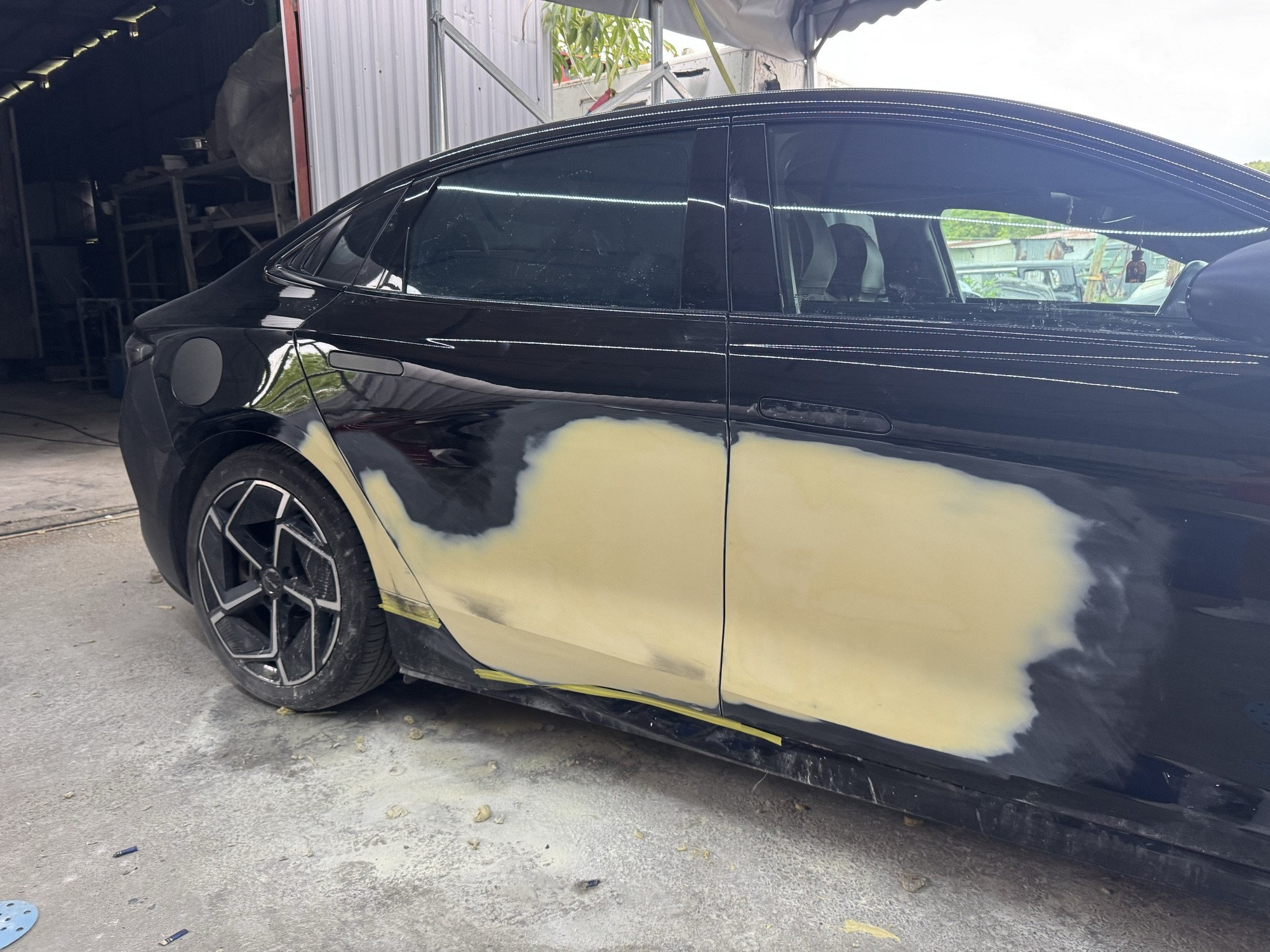 車門同車裙批灰打底階段，鋪滿膩子準備逐層打磨，範圍橫跨兩塊板件