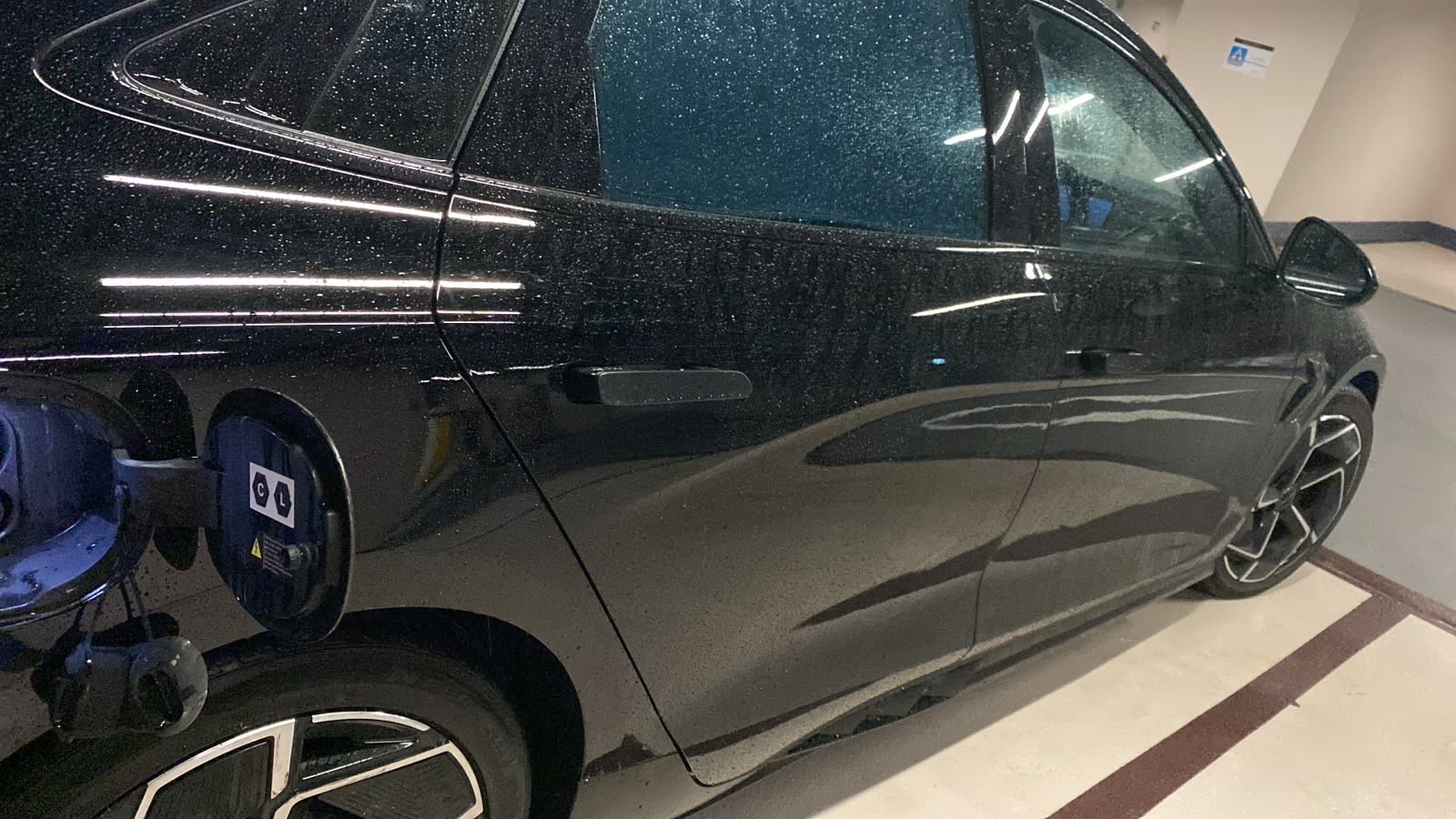 BYD Seal 海豹交車前充電口同車頭鏢近拍，漆面鏡面反光，充電蓋開合正常