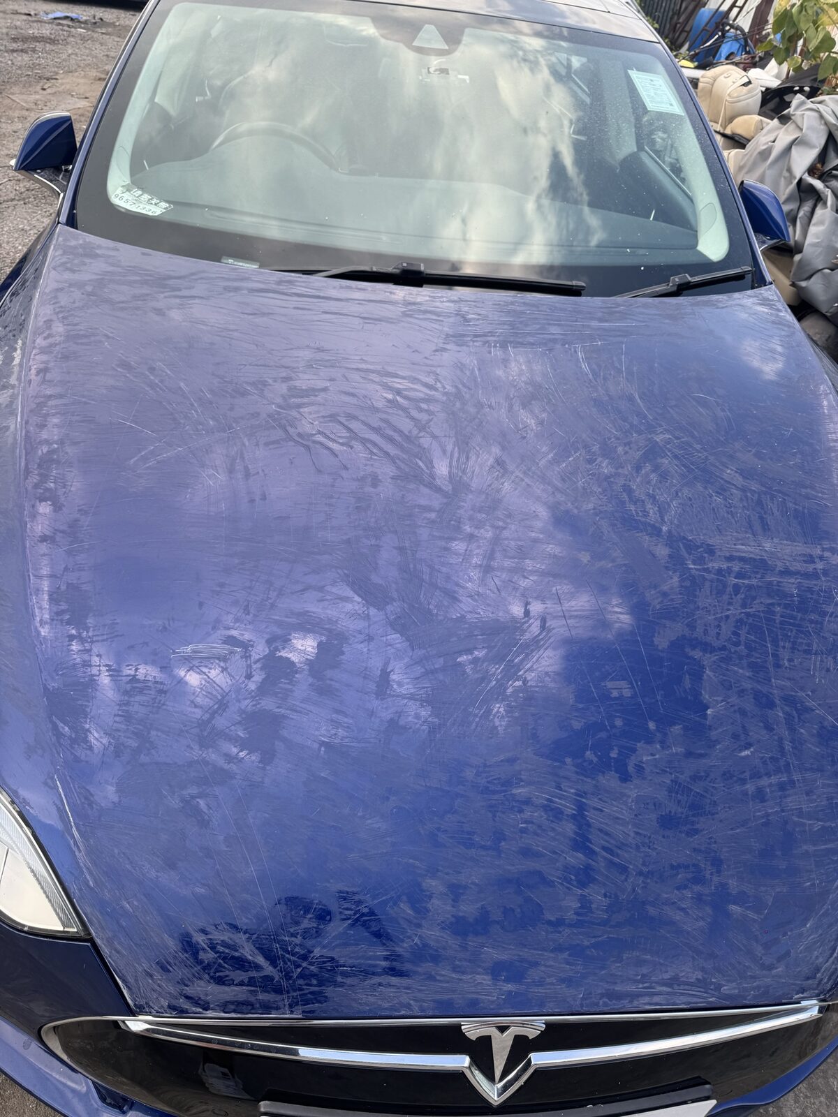 藍色房車引擎蓋拆走 PPF 後整塊板件佈滿灰白色殘膠