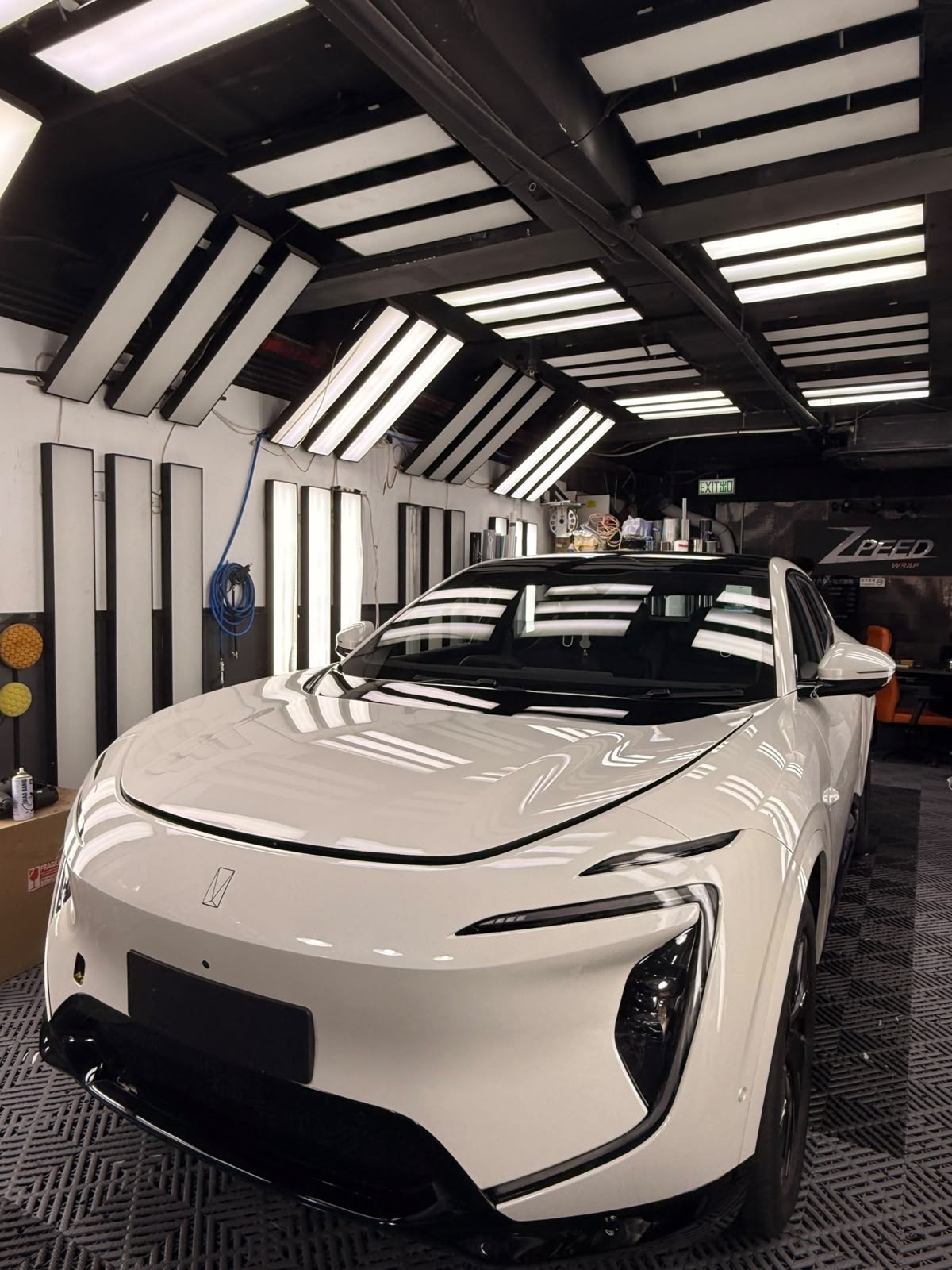 電動SUV貼膜前白色原廠烤漆車頭正面