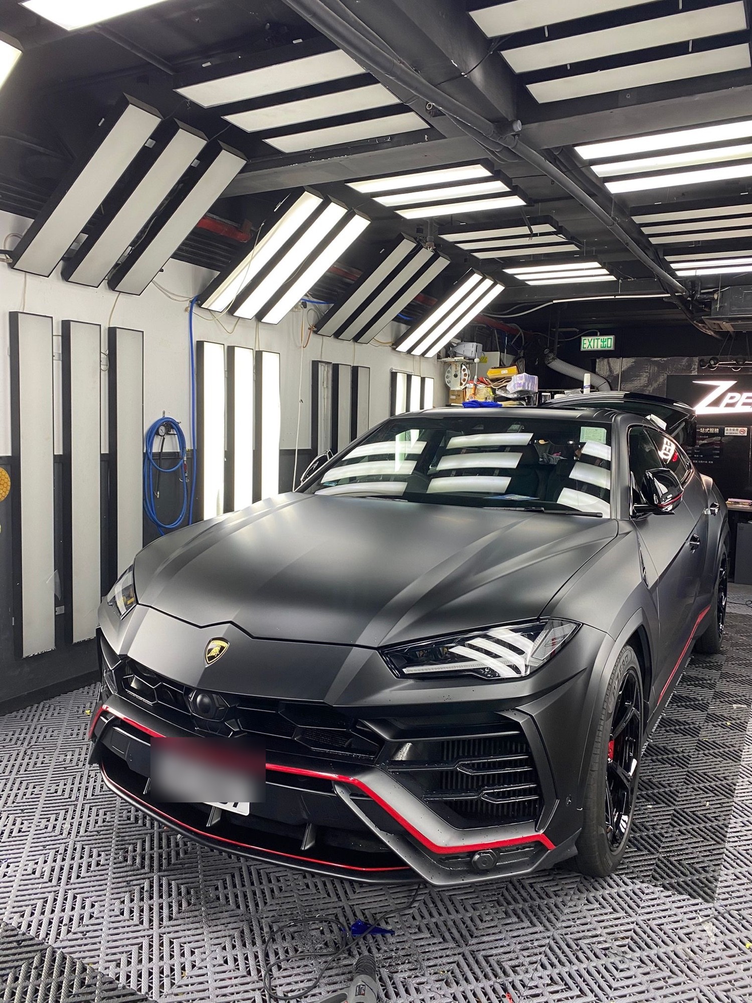 Lamborghini Urus 消光黑貼膚完工車頭，配紅色車唇飾條