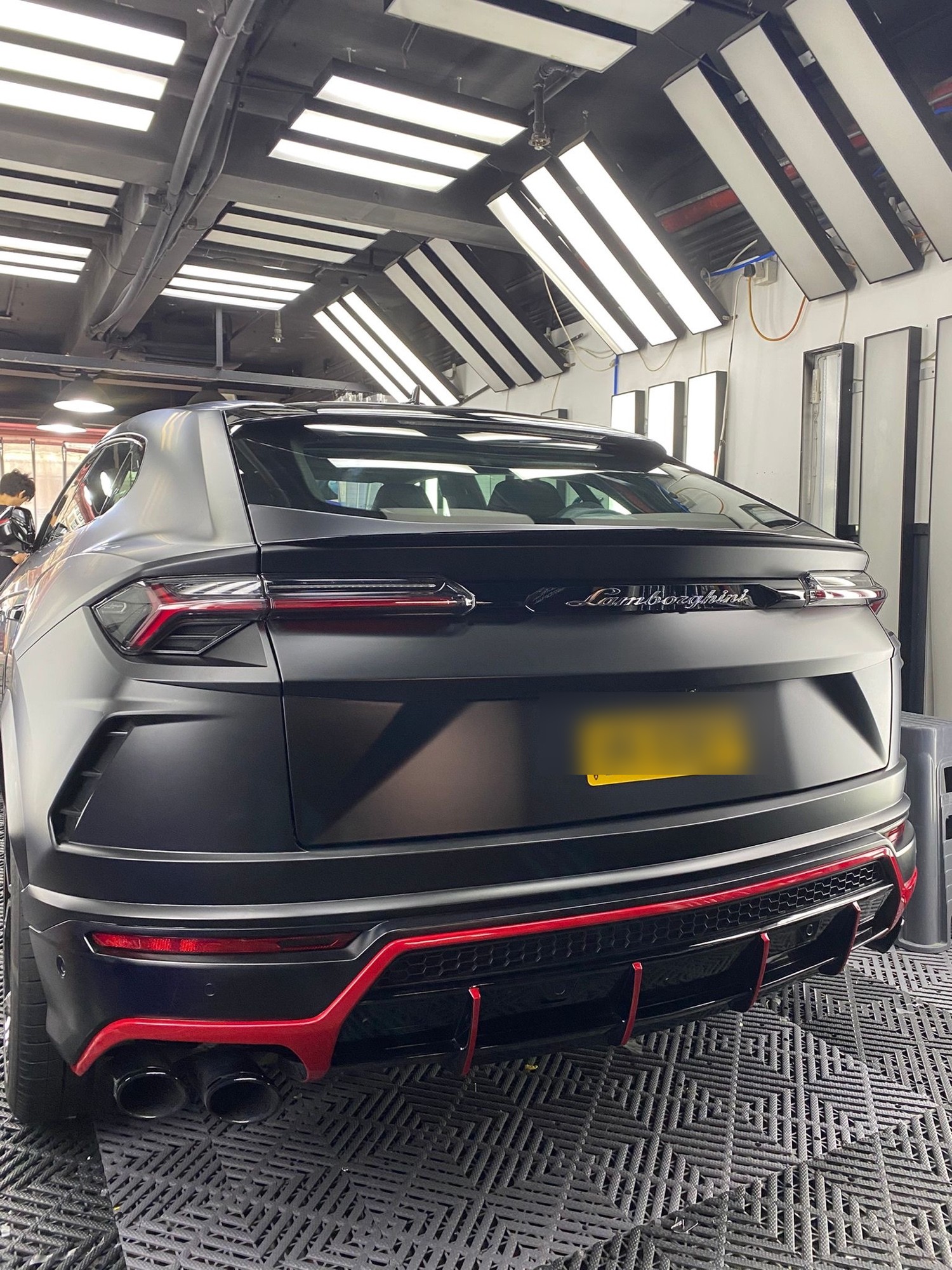 Lamborghini Urus 消光黑貼膚後車尾側面，紅色尾唇飾條配尾燈