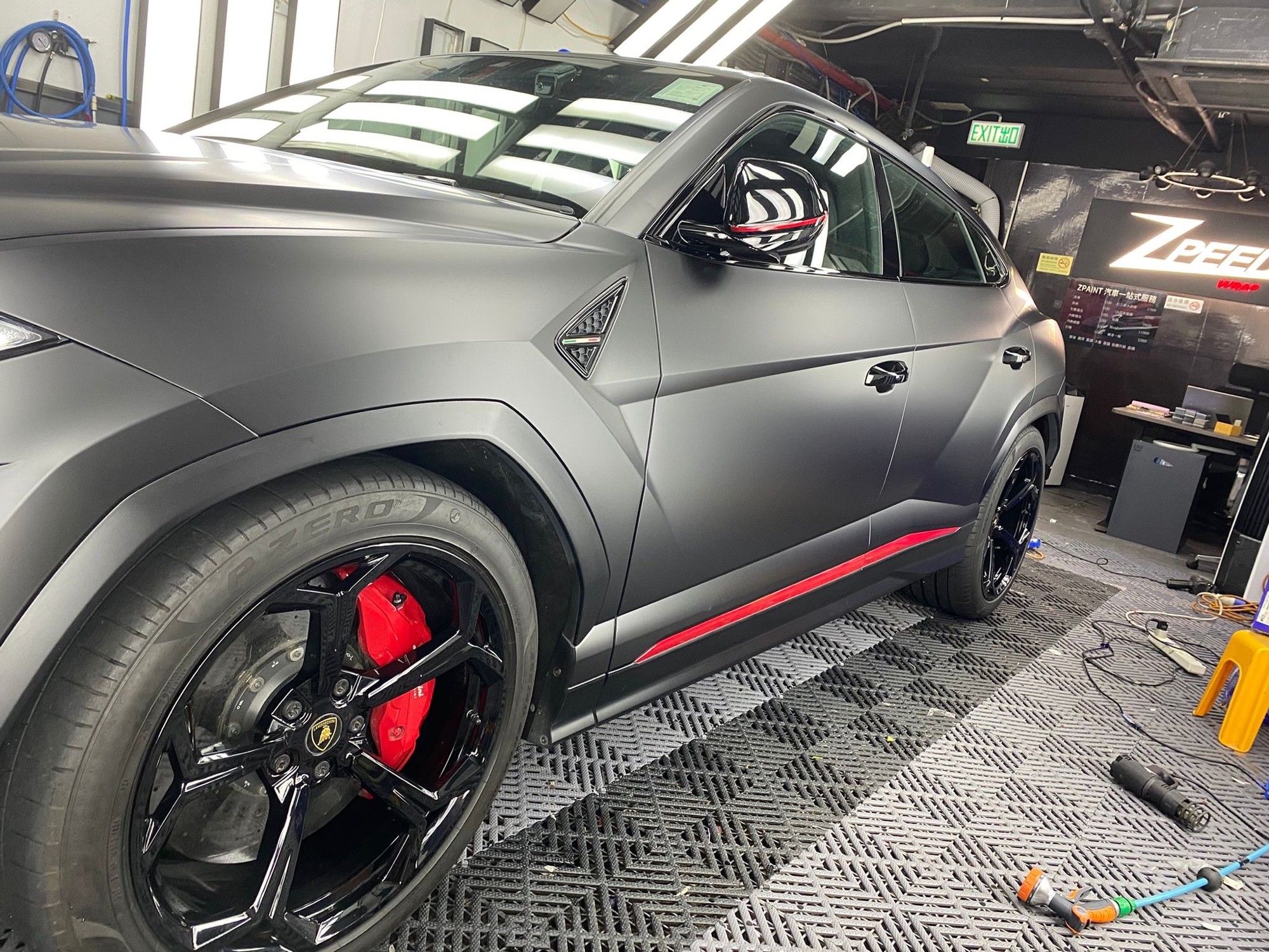 Lamborghini Urus 車身側面貼膚完工，紅色裙腳飾條配紅色卡鉗