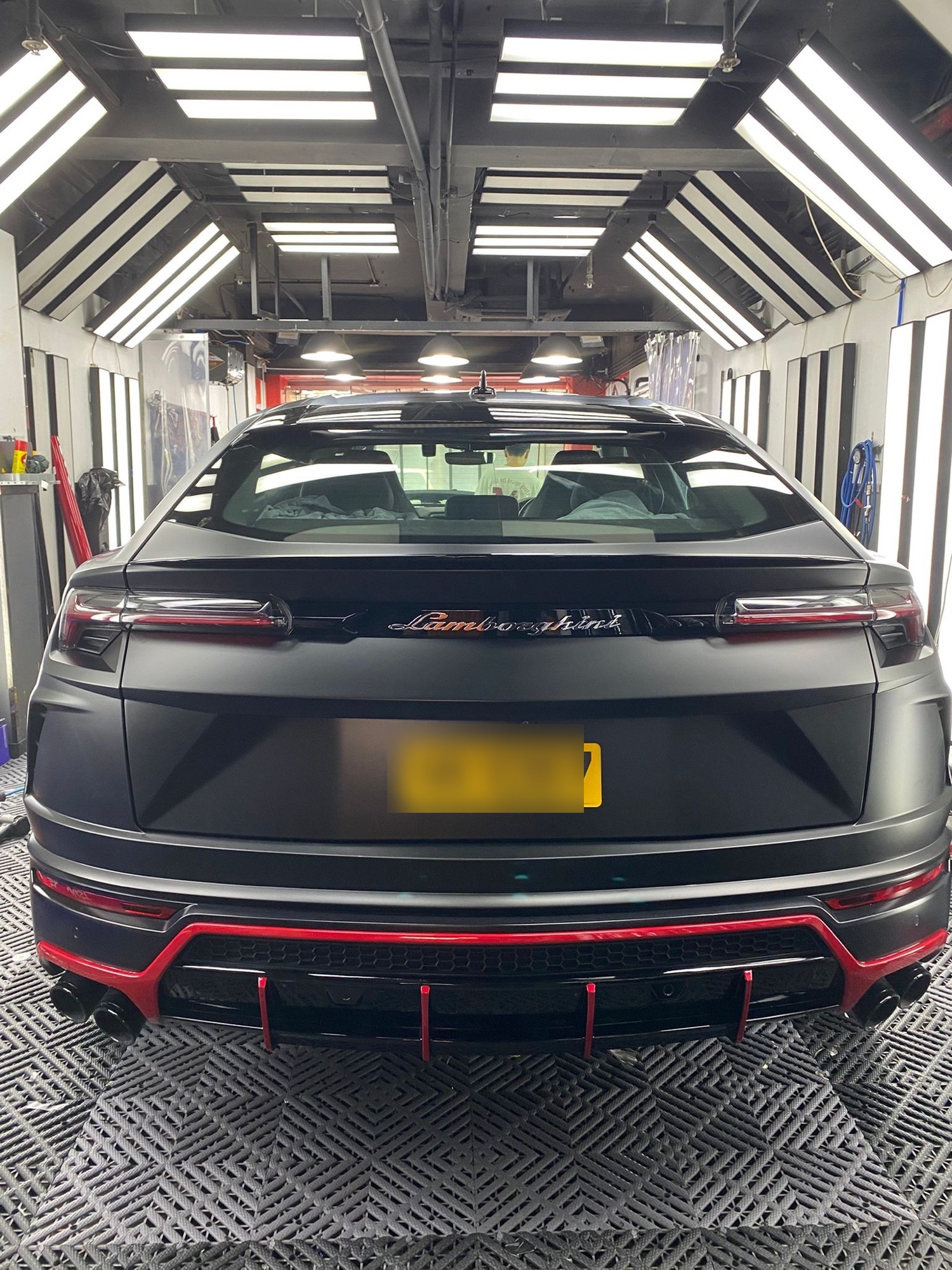 Lamborghini Urus 消光黑貼膚後車尾正面，紅色尾唇圍飾條