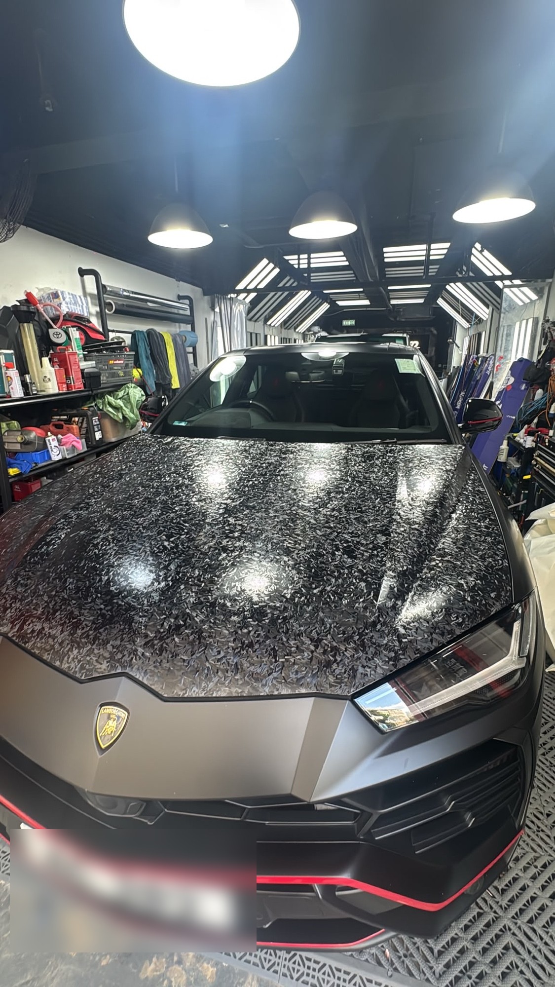 Lamborghini Urus 引擎蓋閃粉碎鑽紋貼膚特寫，燈光下反射閃爍紋理