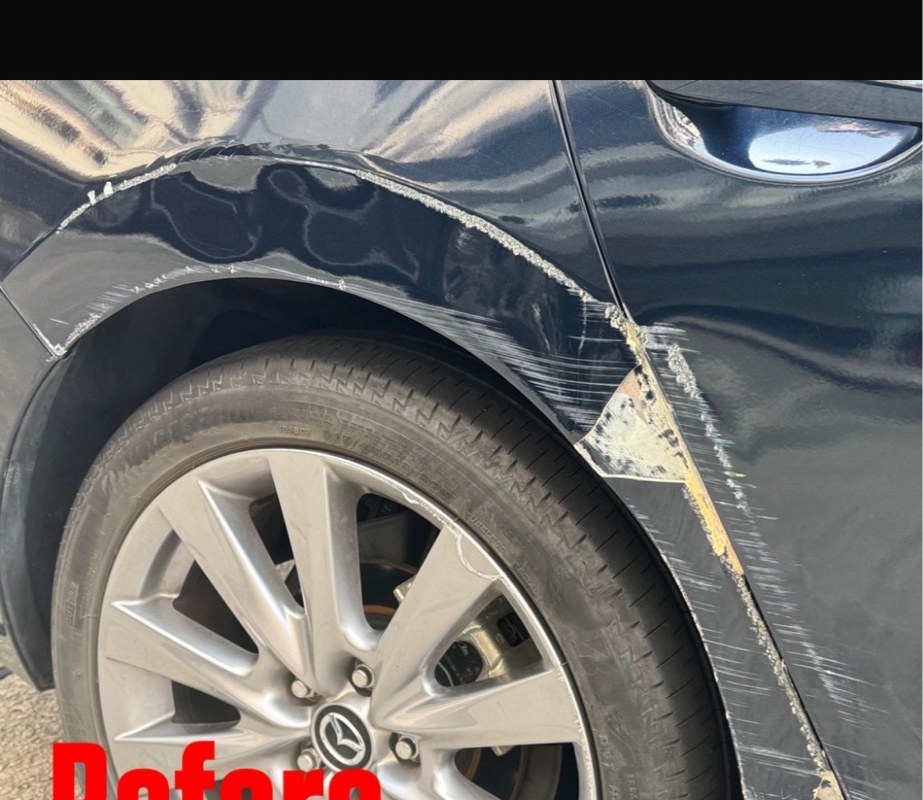 Mazda 深藍色車身損傷