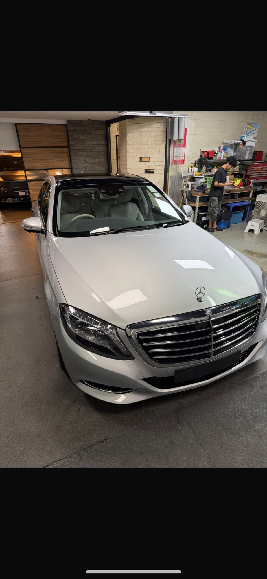 平治 S-Class 施工前銀色原廠漆車頭三四角度，車頂黑色為原廠全景天窗玻璃