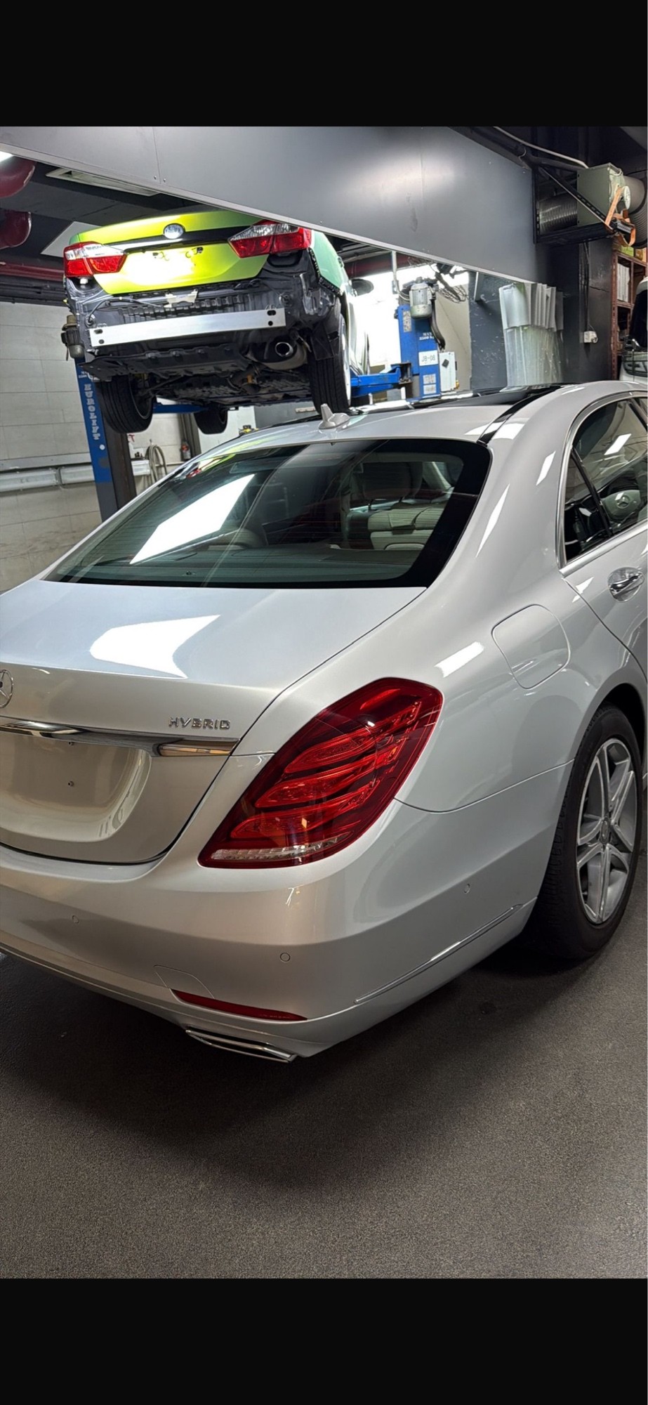 平治 S-Class 施工前銀色車尾三四角度，可見 HYBRID 字牌