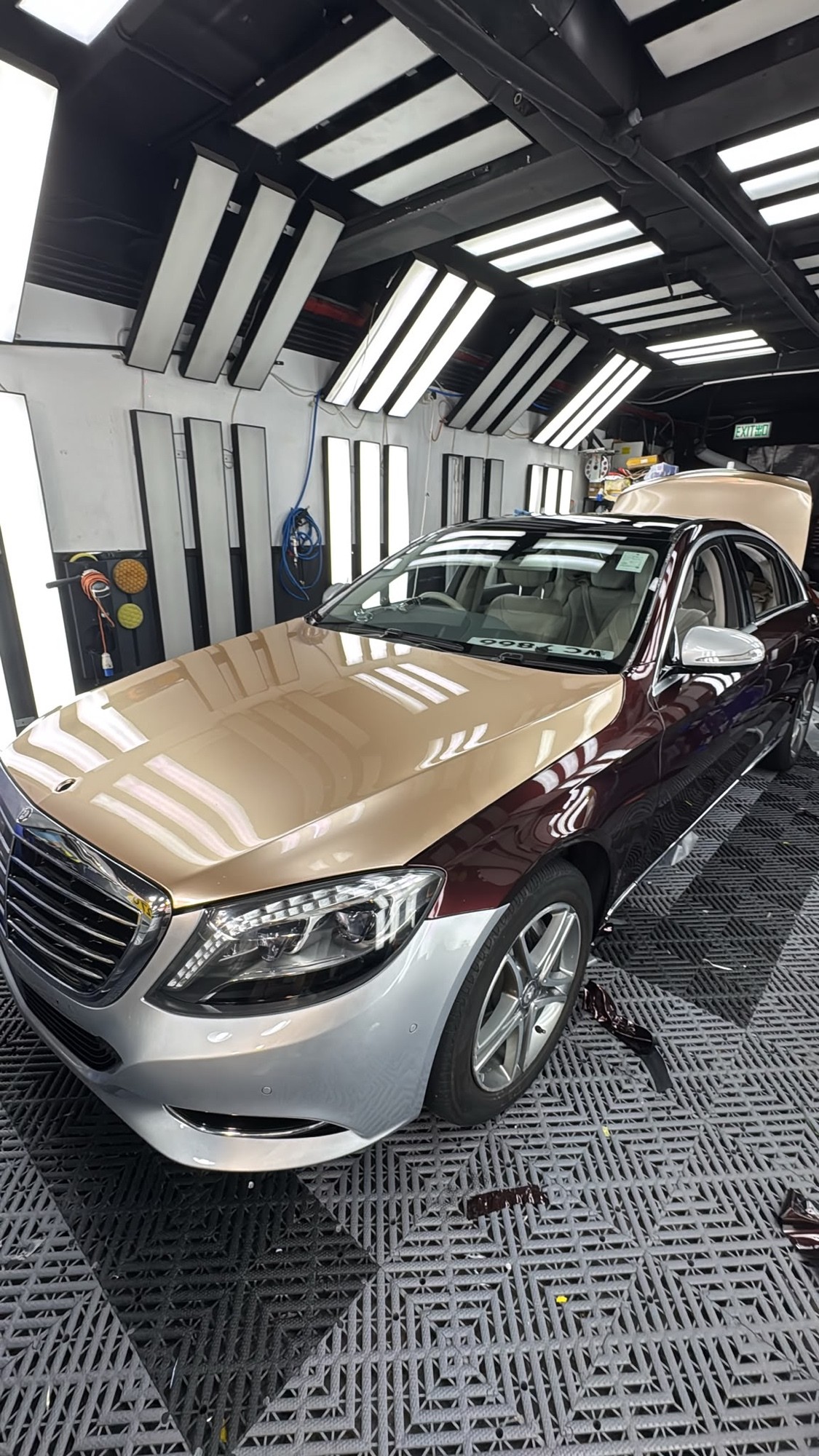 平治 S-Class 施工中，前保險桿仲係銀色原廠，車身其他部分已貼好香檳金酒紅雙色PPF