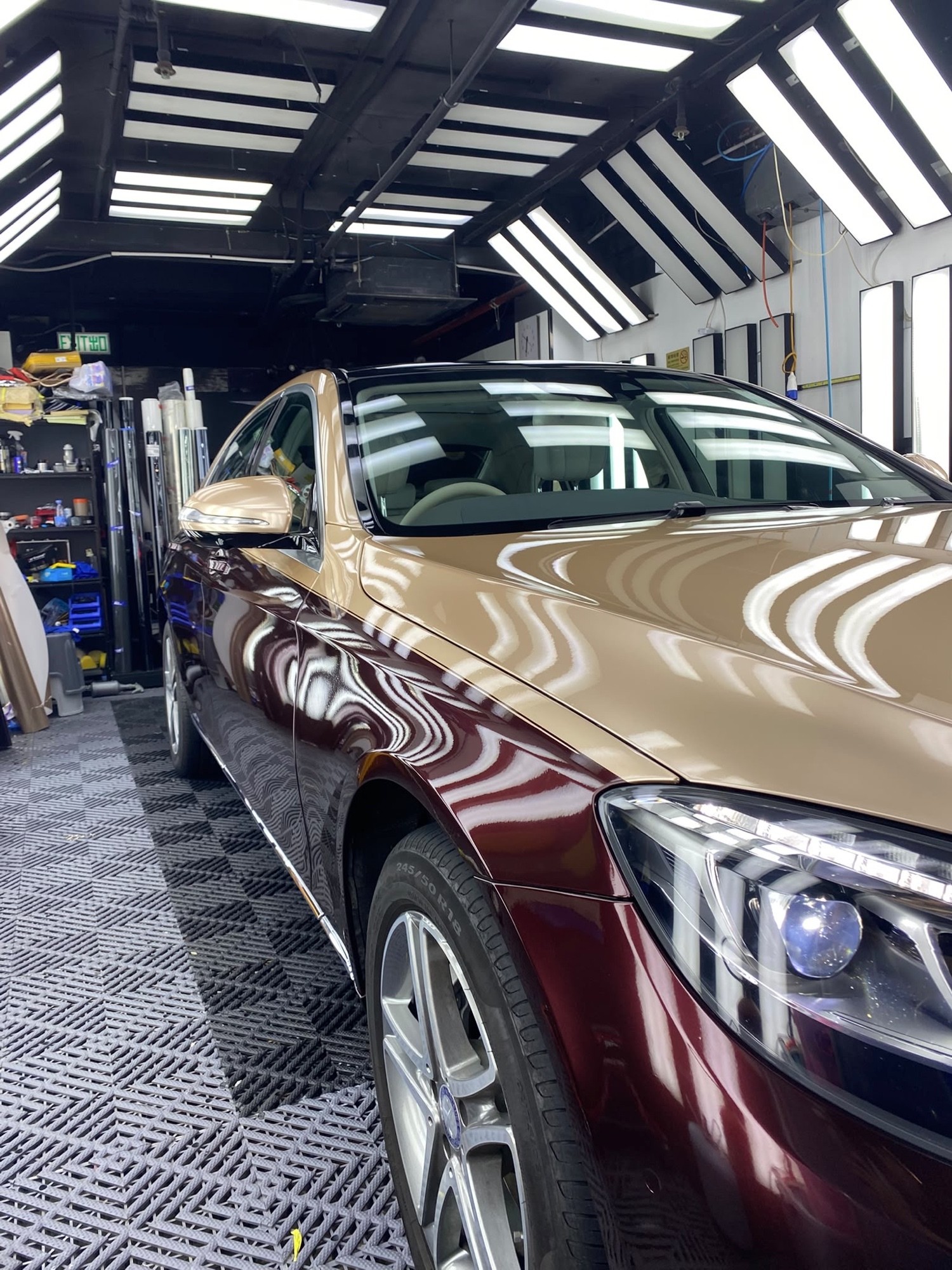 平治 S-Class 完工後車頭側面近攝，香檳金上半同酒紅下半分界清晰