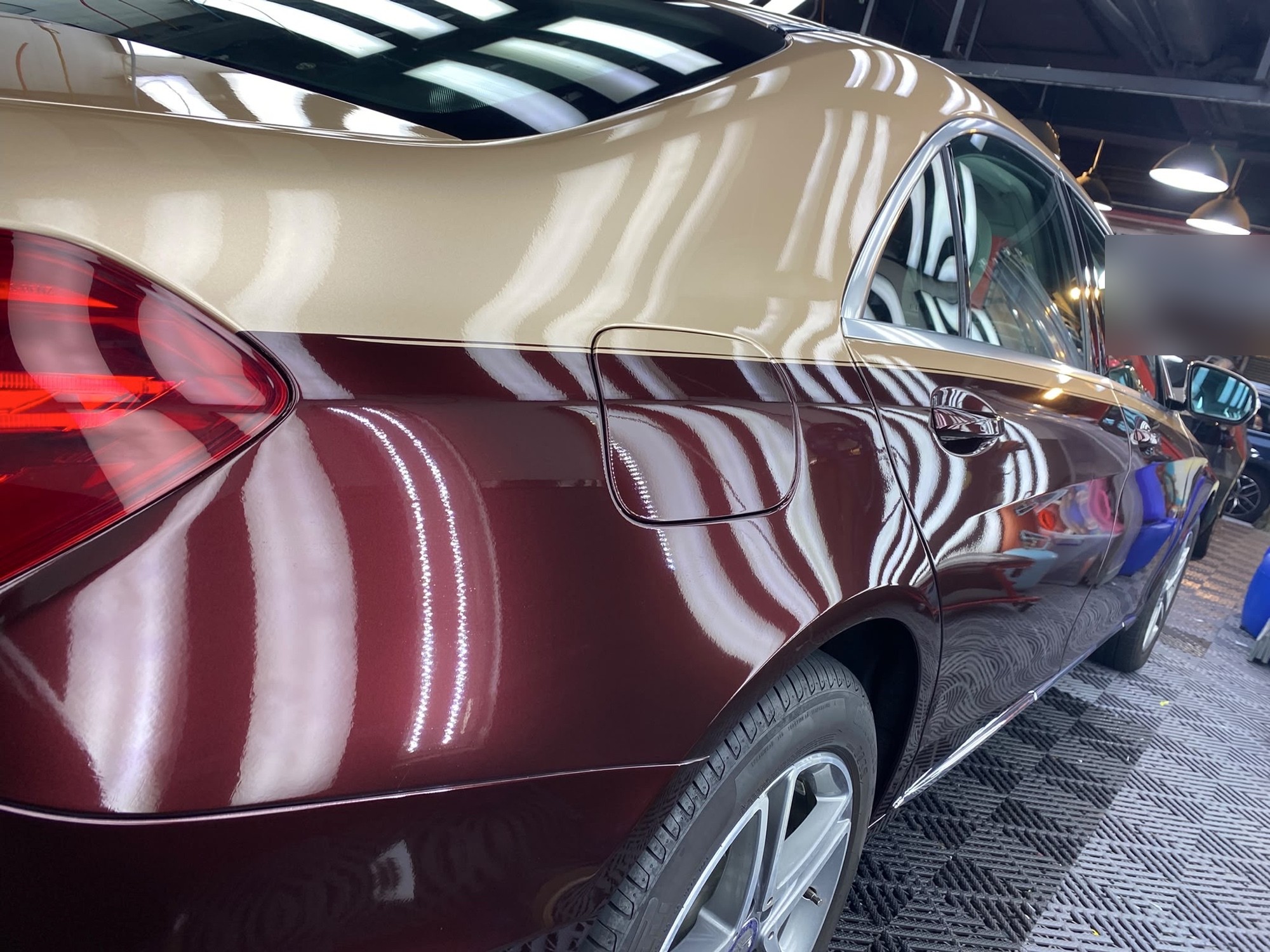 平治 S-Class 完工後車尾側面近攝，可見Coachline撞色線分界細節