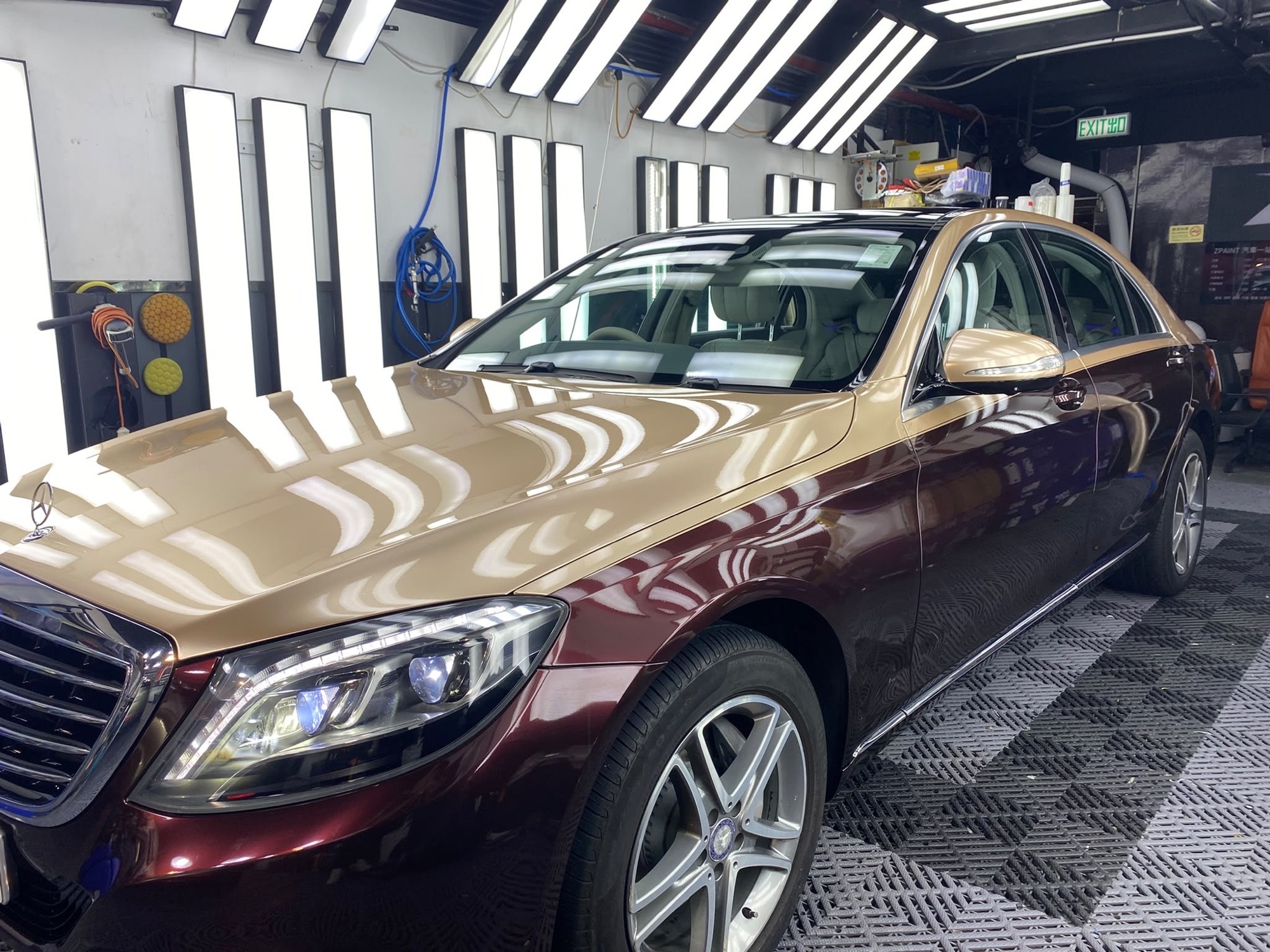 平治 S-Class 完工後車側，香檳金上半同酒紅下半雙色PPF清晰分界