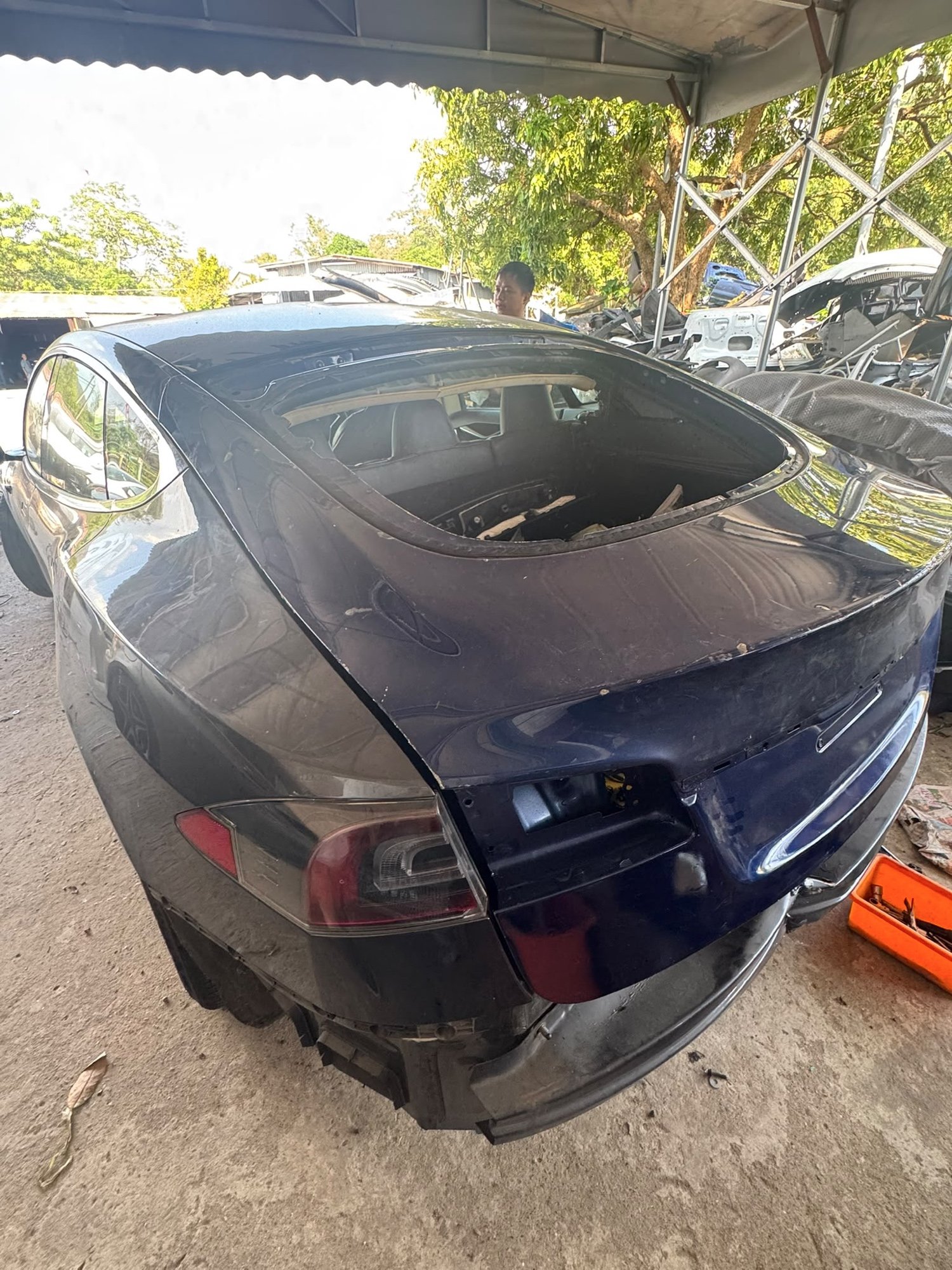 深藍色 Tesla Model S 車尾拆件修復，尾泵把、尾玻璃全拆