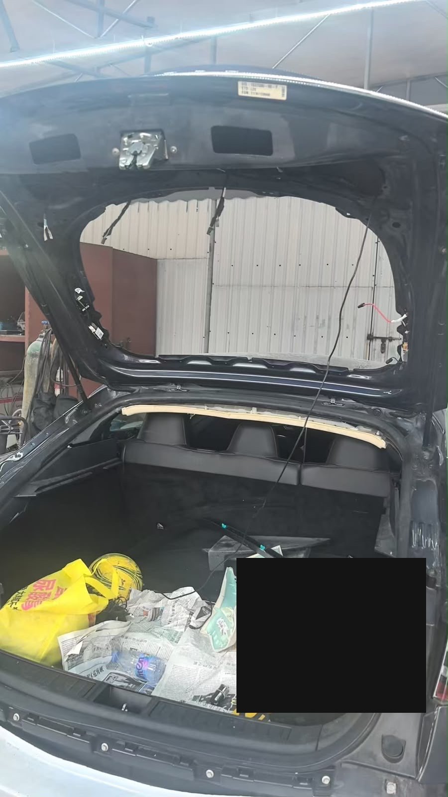 Tesla Model S 車尾廂內部噴漆準備