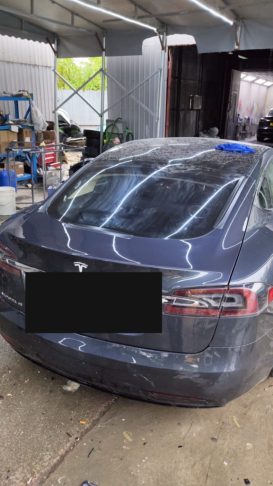Tesla Model S 修復完成停在 ZPAINT 深水埗店門口