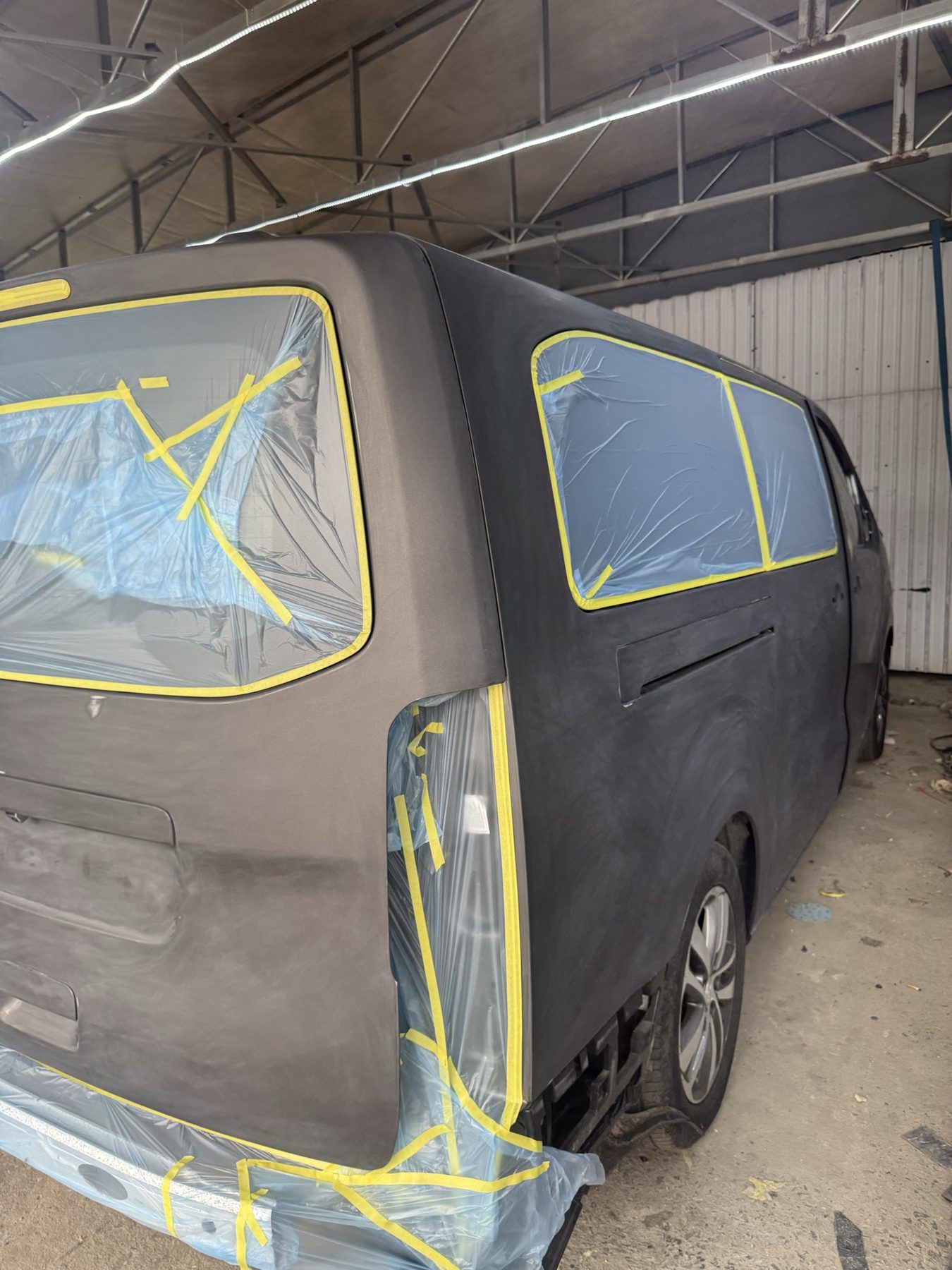 Peugeot Traveller 客貨車拆件後原本黑色車身，玻璃同飾件已用膠紙遮蓋準備打磨
