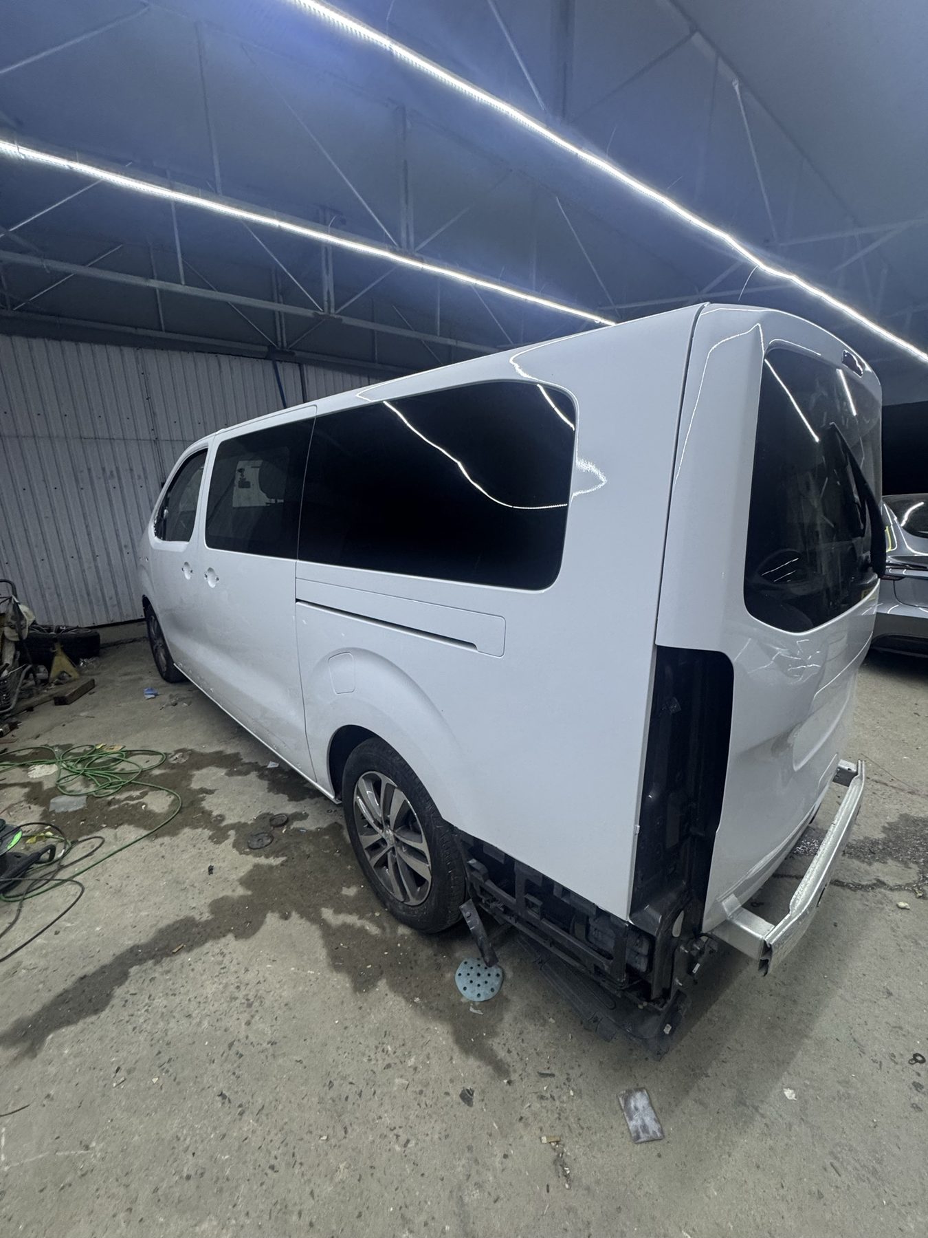 Peugeot Traveller 白色面漆已噴上，車尾遮蓋膠紙同保護膜仍在