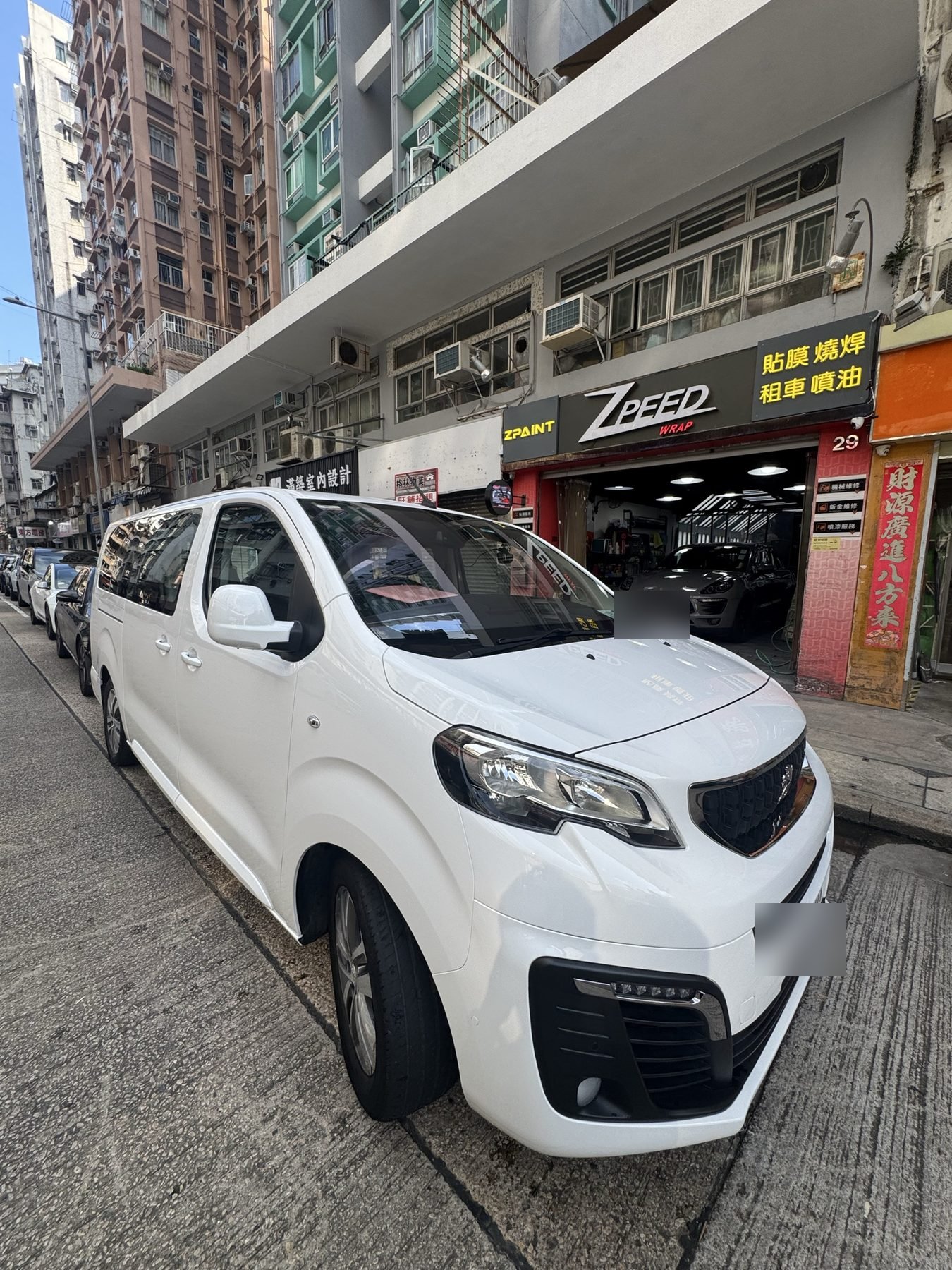 Peugeot Traveller 客貨車全車轉色噴油完成，由黑色變白色停泊喺ZPAINT門口