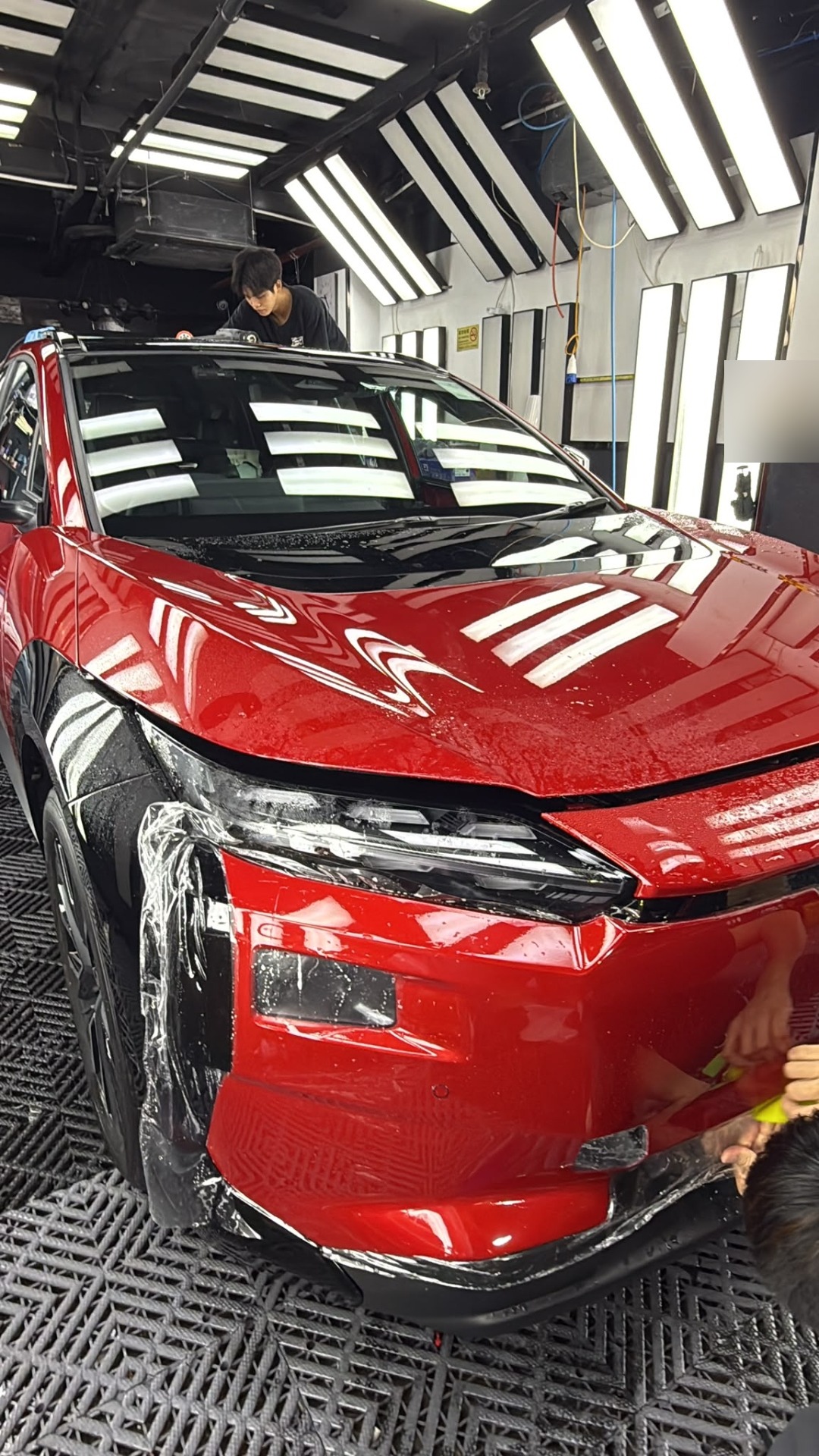 Subaru Solterra 前包貼TPU PPF施工中，膜面仍有貼膜液未完全推乾