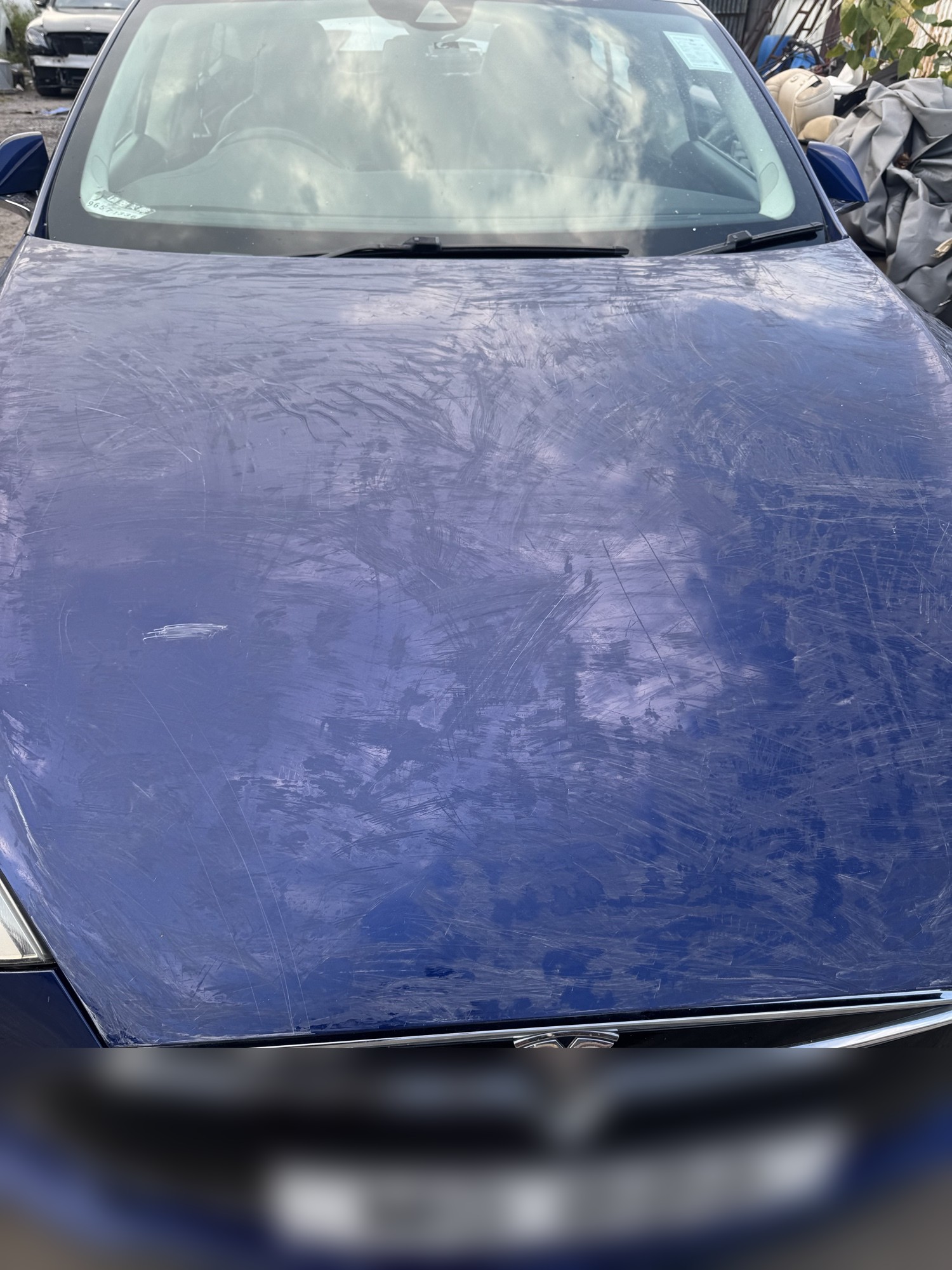 Tesla Model S 車頭正面，舊PPF刮花範圍覆蓋成塊引擎蓋（車牌已打碼）