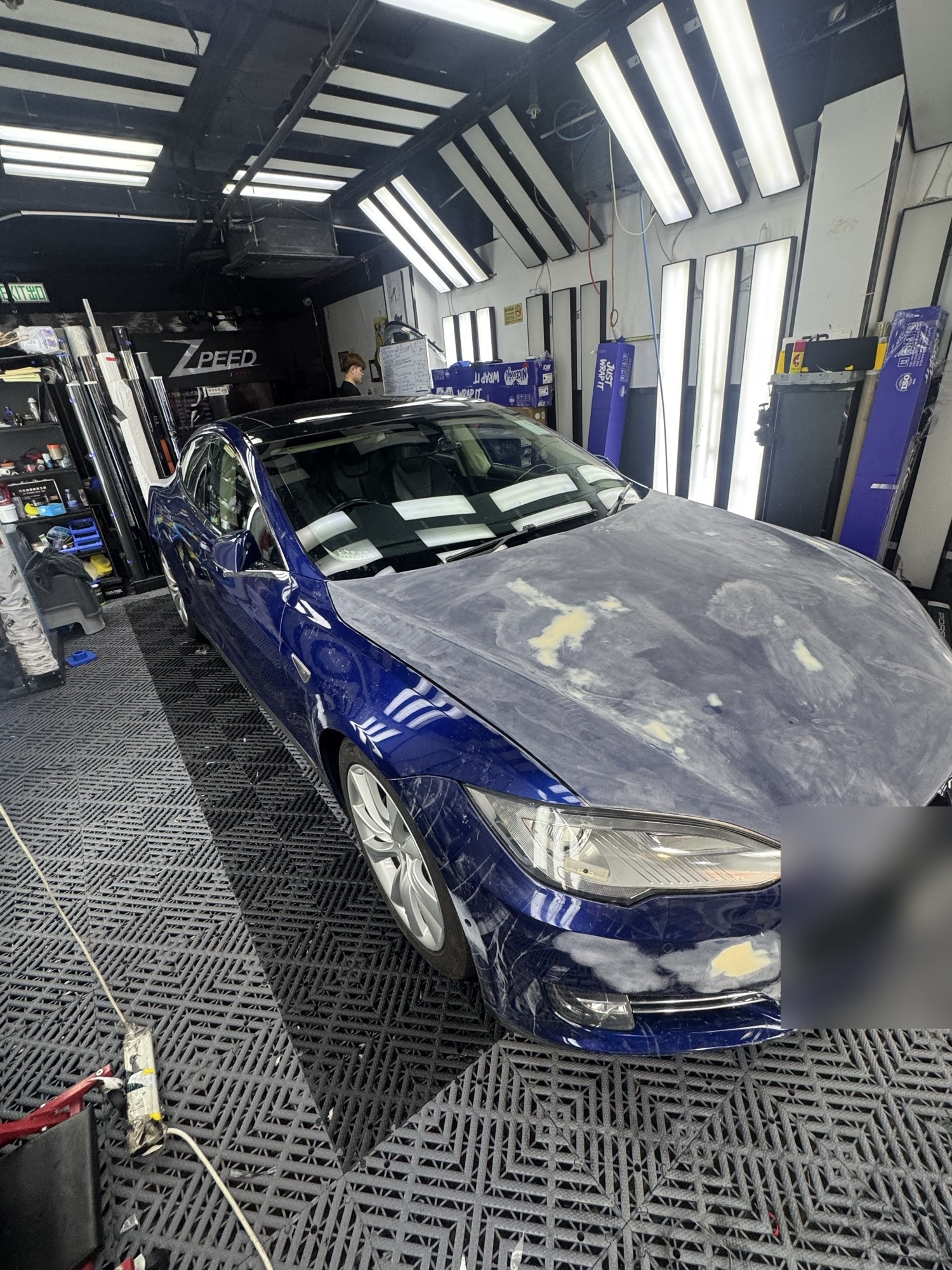 Tesla Model S 做灰做平中，車頭同引擎蓋佈滿打磨粉末（車牌已打碼）