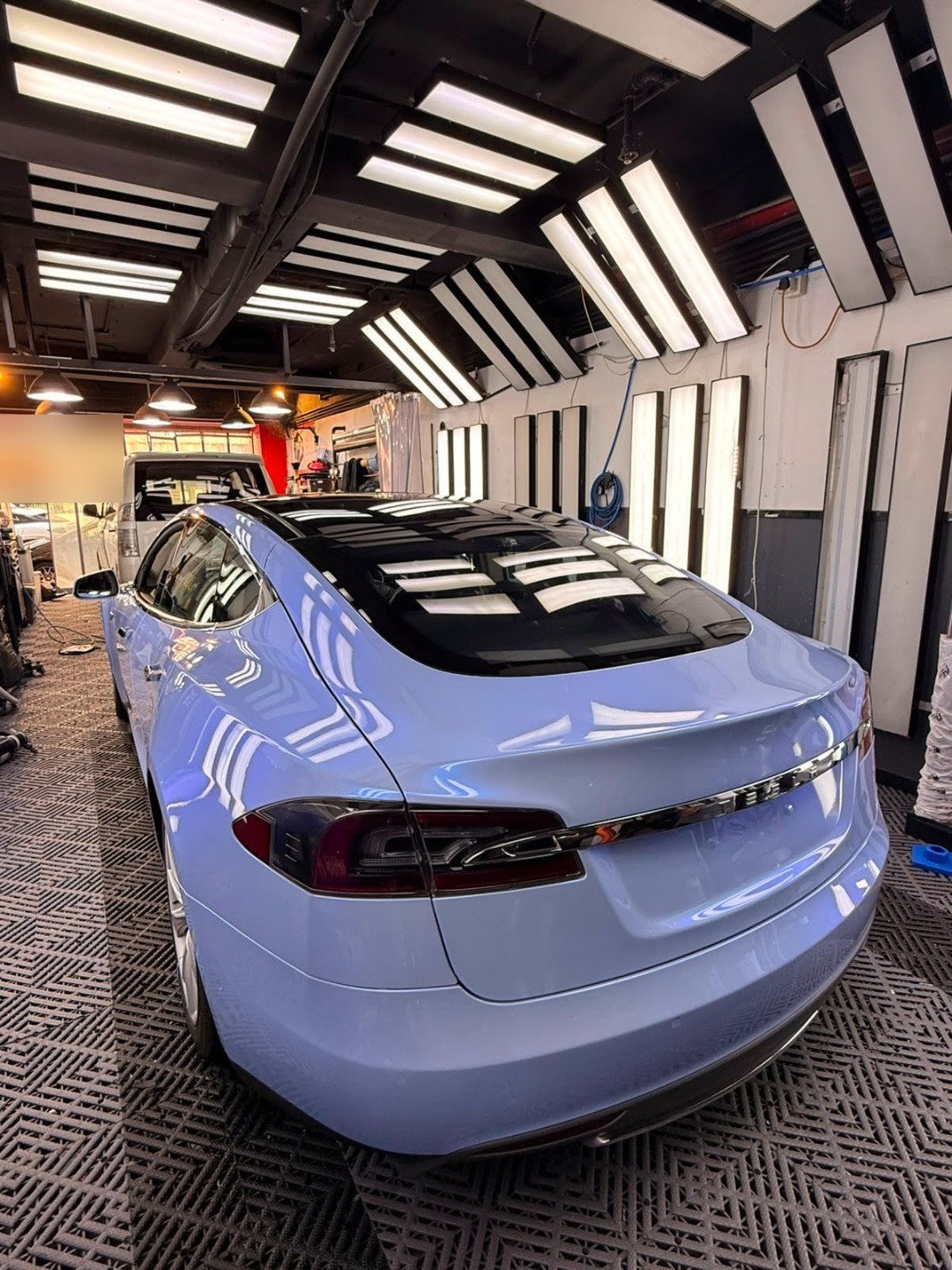 Tesla Model S 光面PPF完工後車尾角度