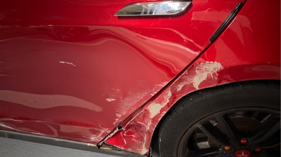 紅色 Tesla Model S 後門同後輪前沙板撞凹、甩漆