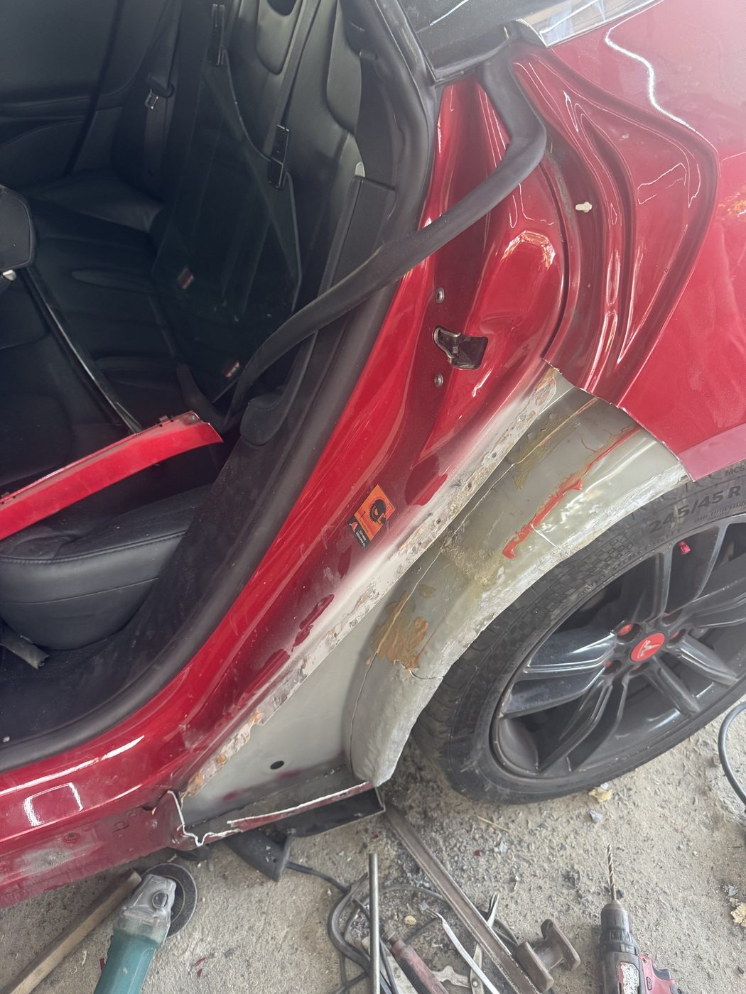 Tesla Model S 沙板撞爛位切走後，見到車身內部