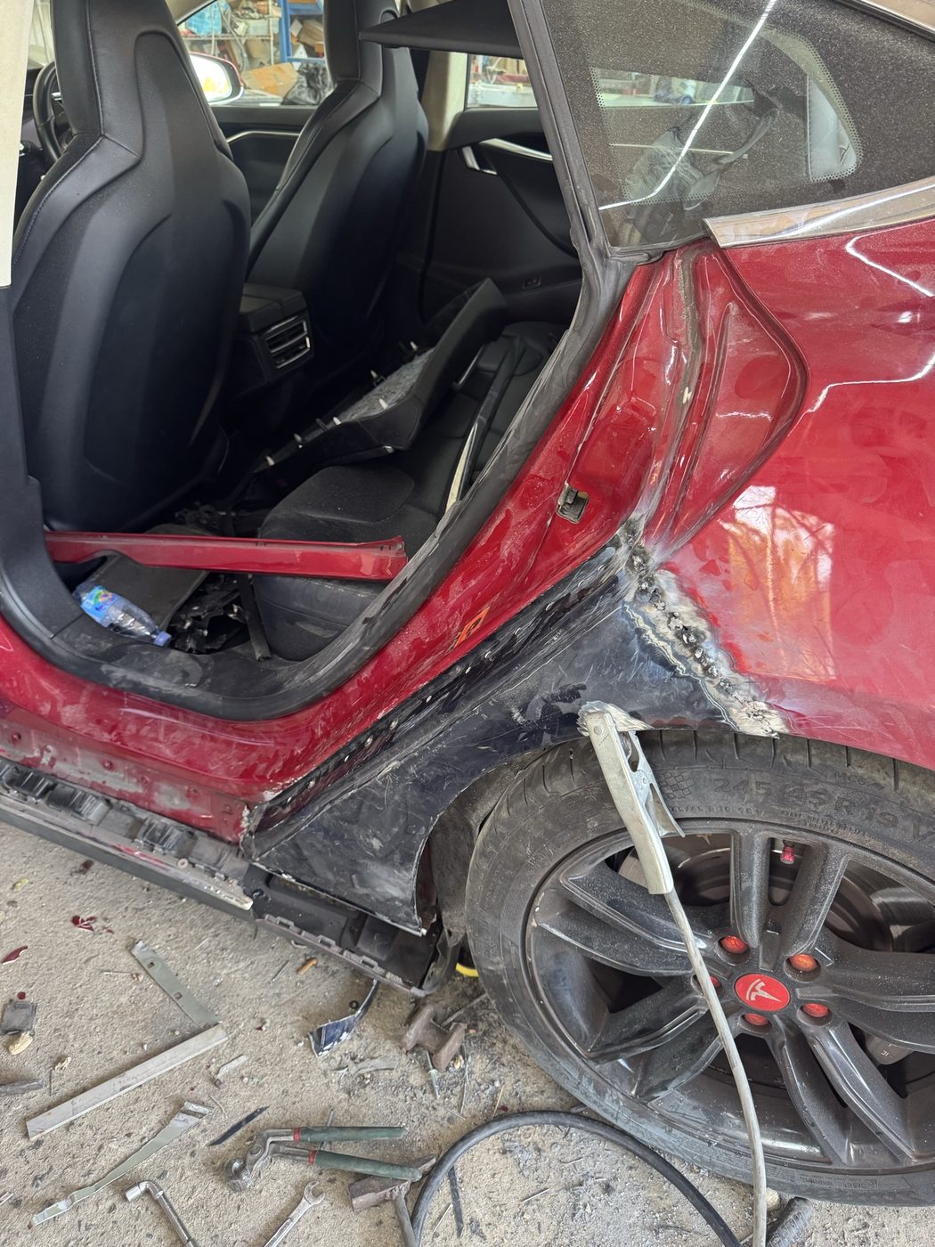 Tesla Model S 沙板新件燒焊上車，見到一排焊點
