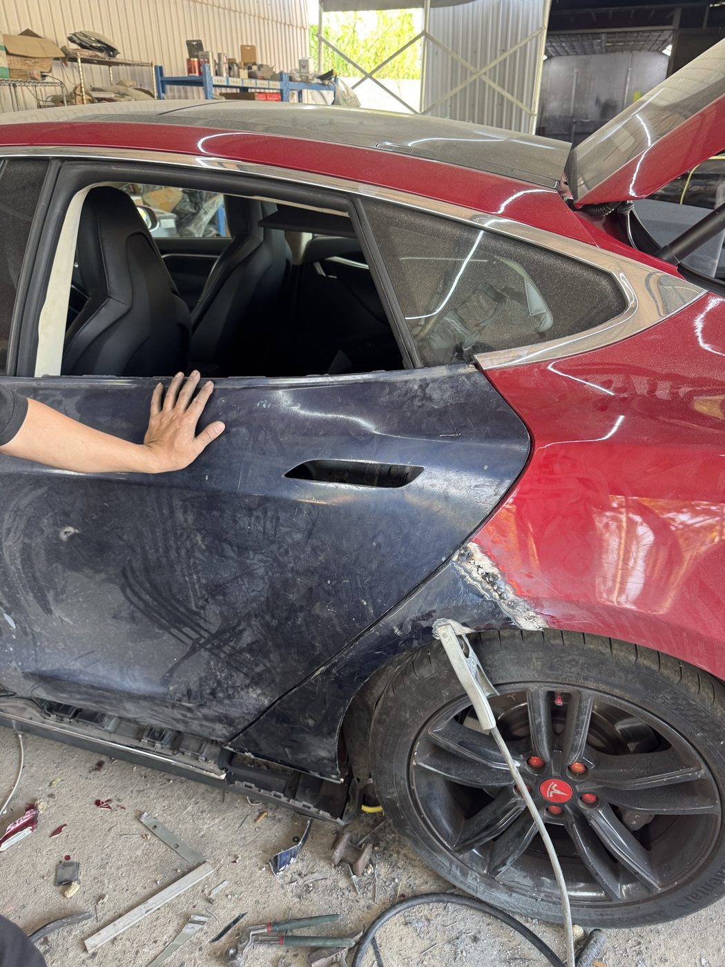 Tesla Model S 後門同沙板新件裝好，準備做底