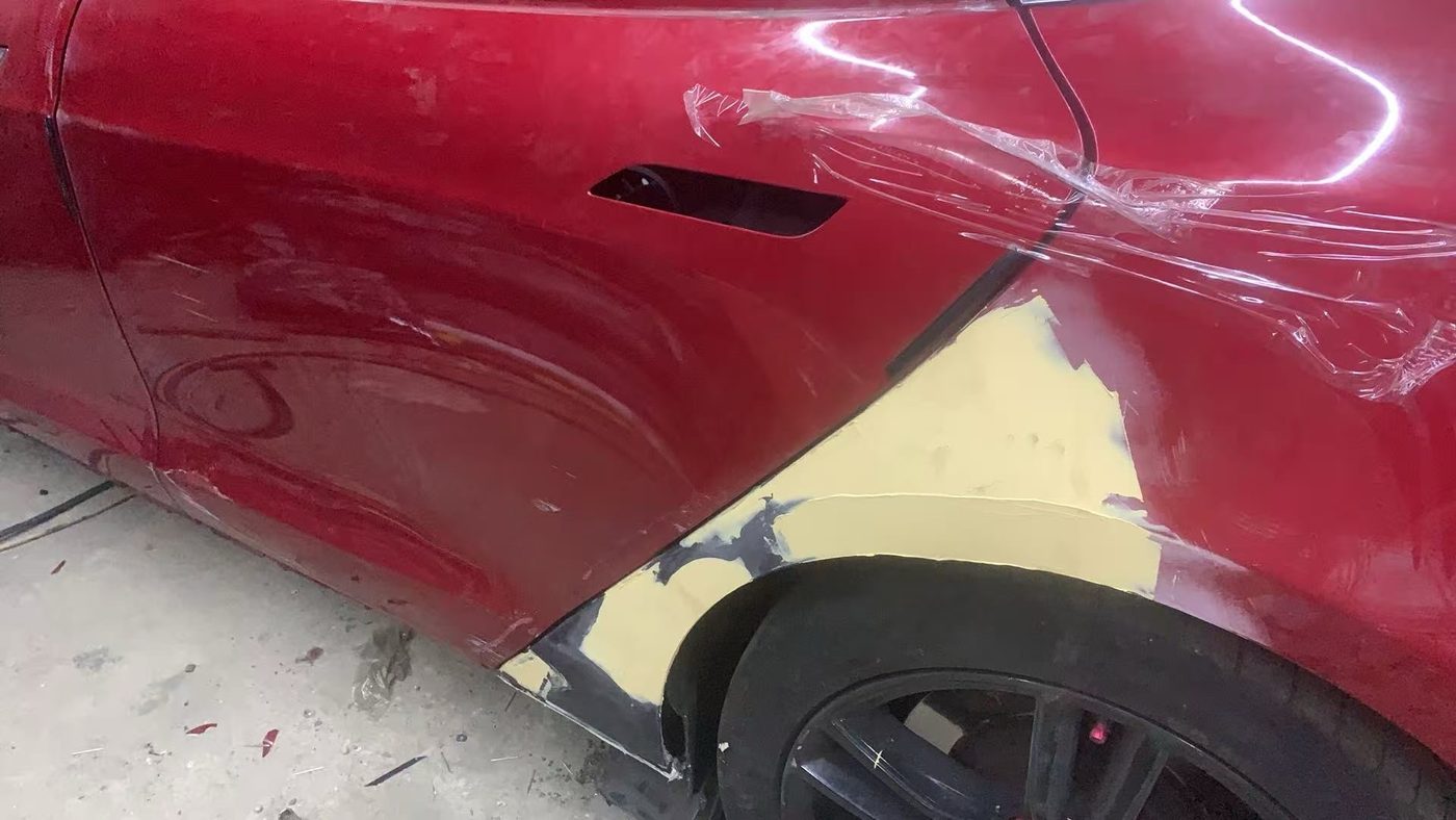 Tesla Model S 沙板接位批灰後嘅黃色補土