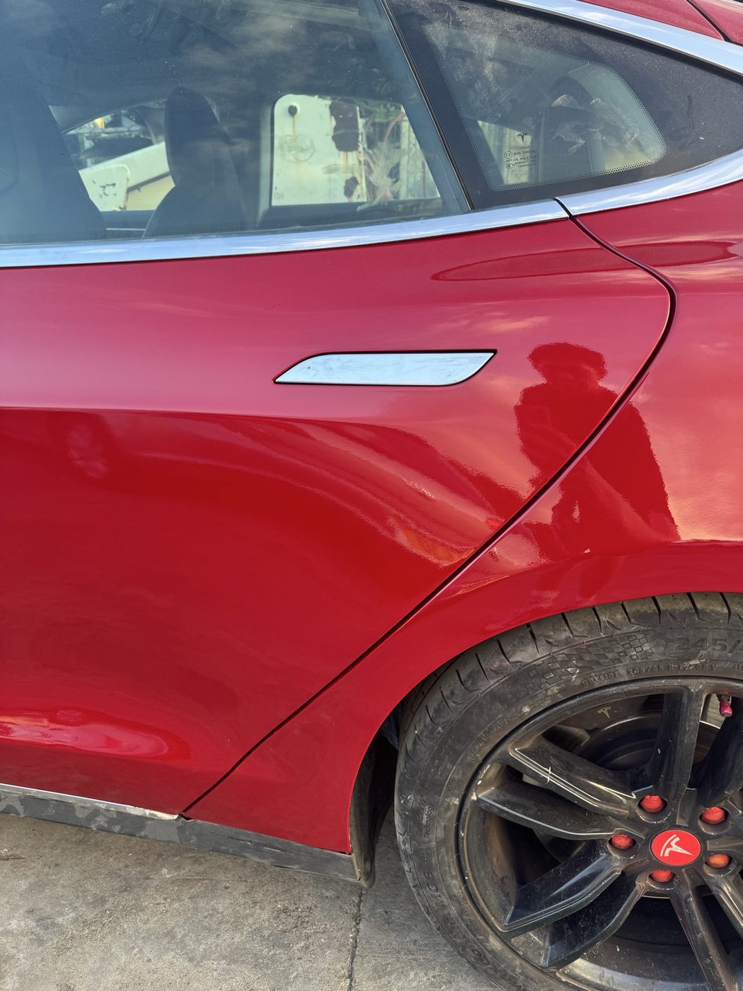 紅色 Tesla Model S 沙板修復噴油後