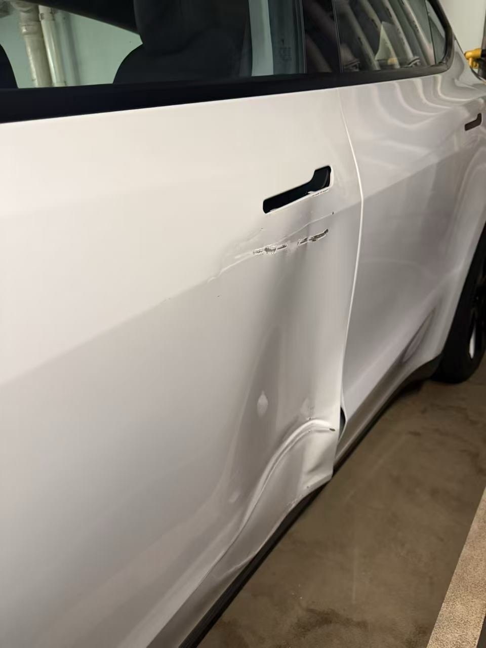 Tesla Model Y 白色後門長凹陷加兩處深傷見底漆入場狀態