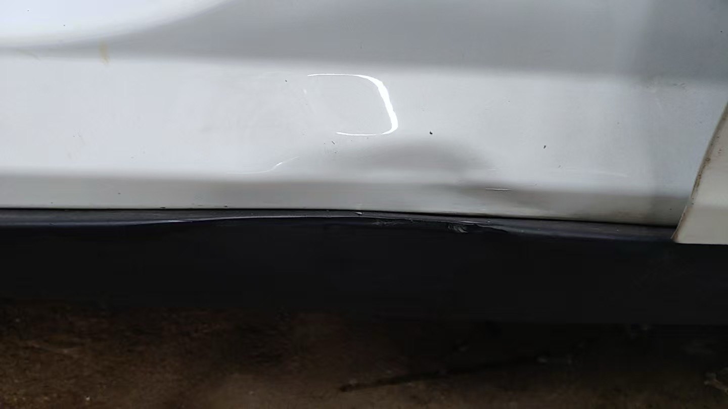 Tesla Model Y 車側裙位撞凹，黑色塑膠邊變形