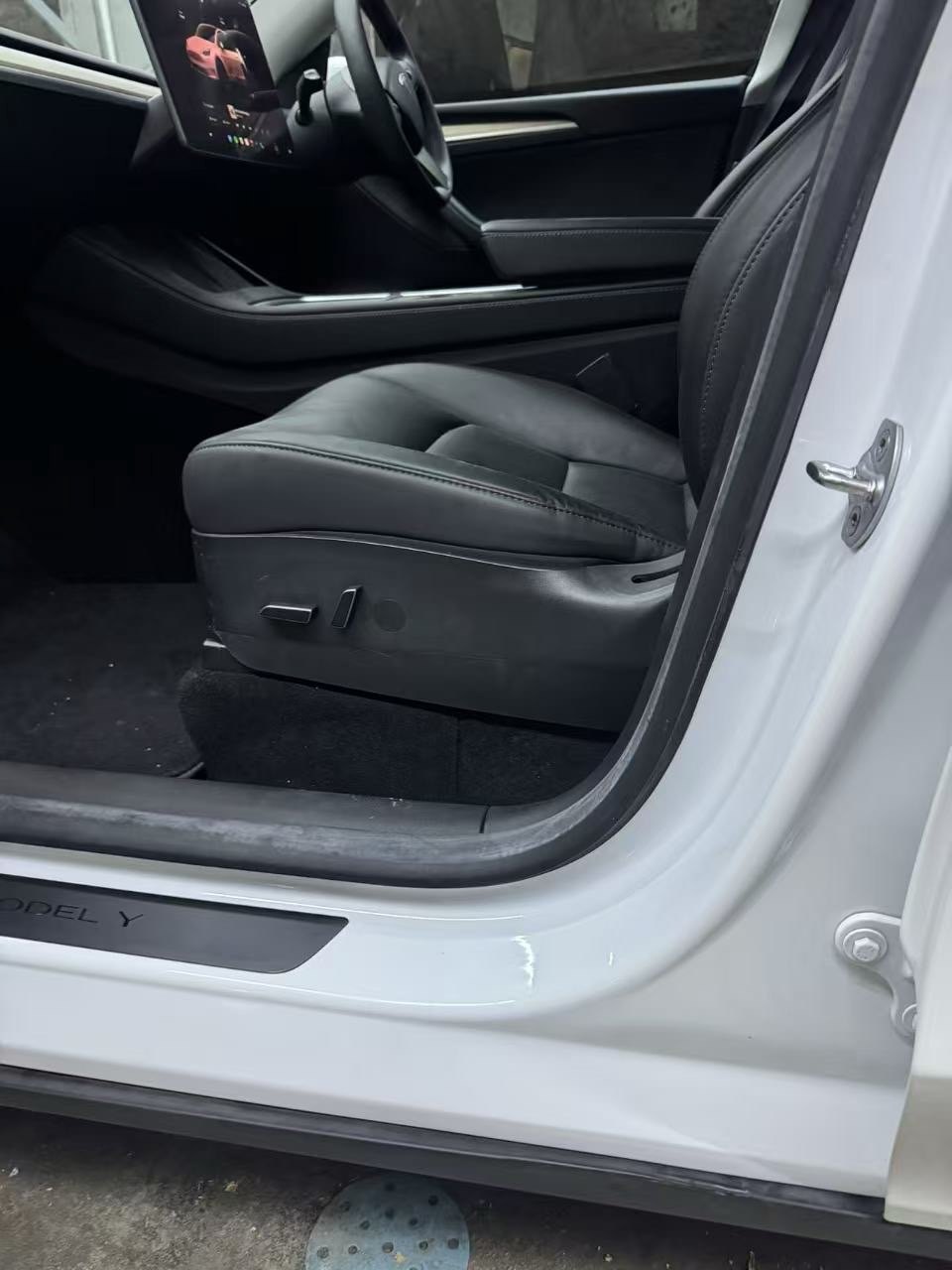 Tesla Model Y 交車前內籠同 MODEL Y 車門檻 badge