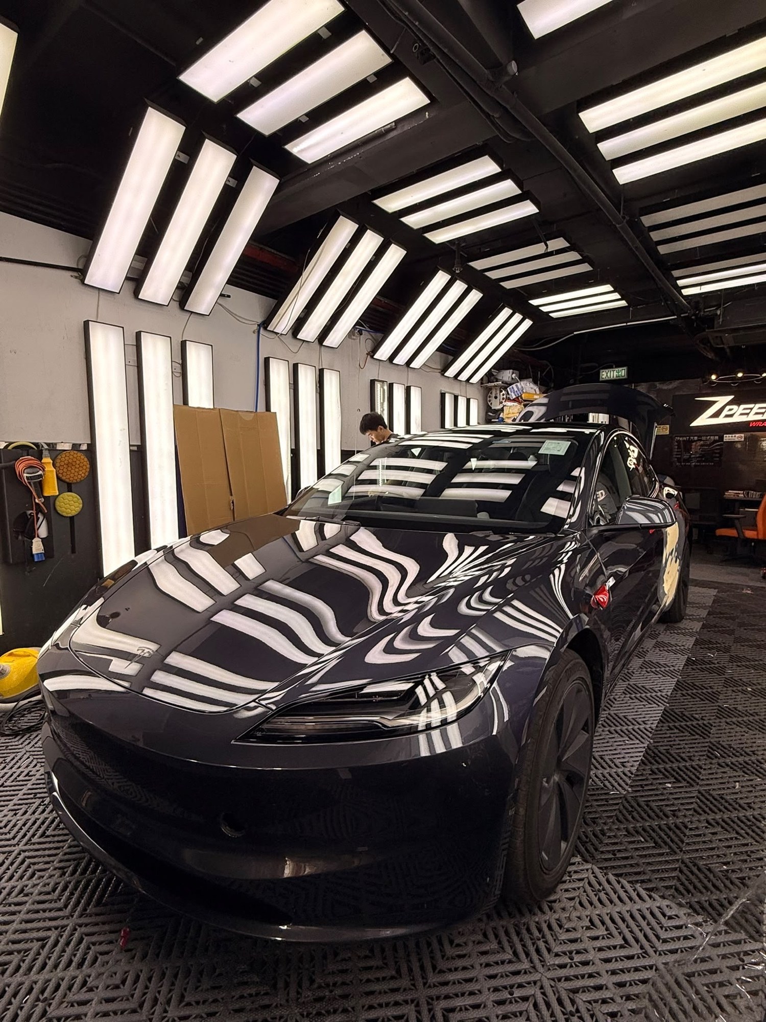 Tesla Model 3 入場時原本深色車身，車頭蓋開起檢查