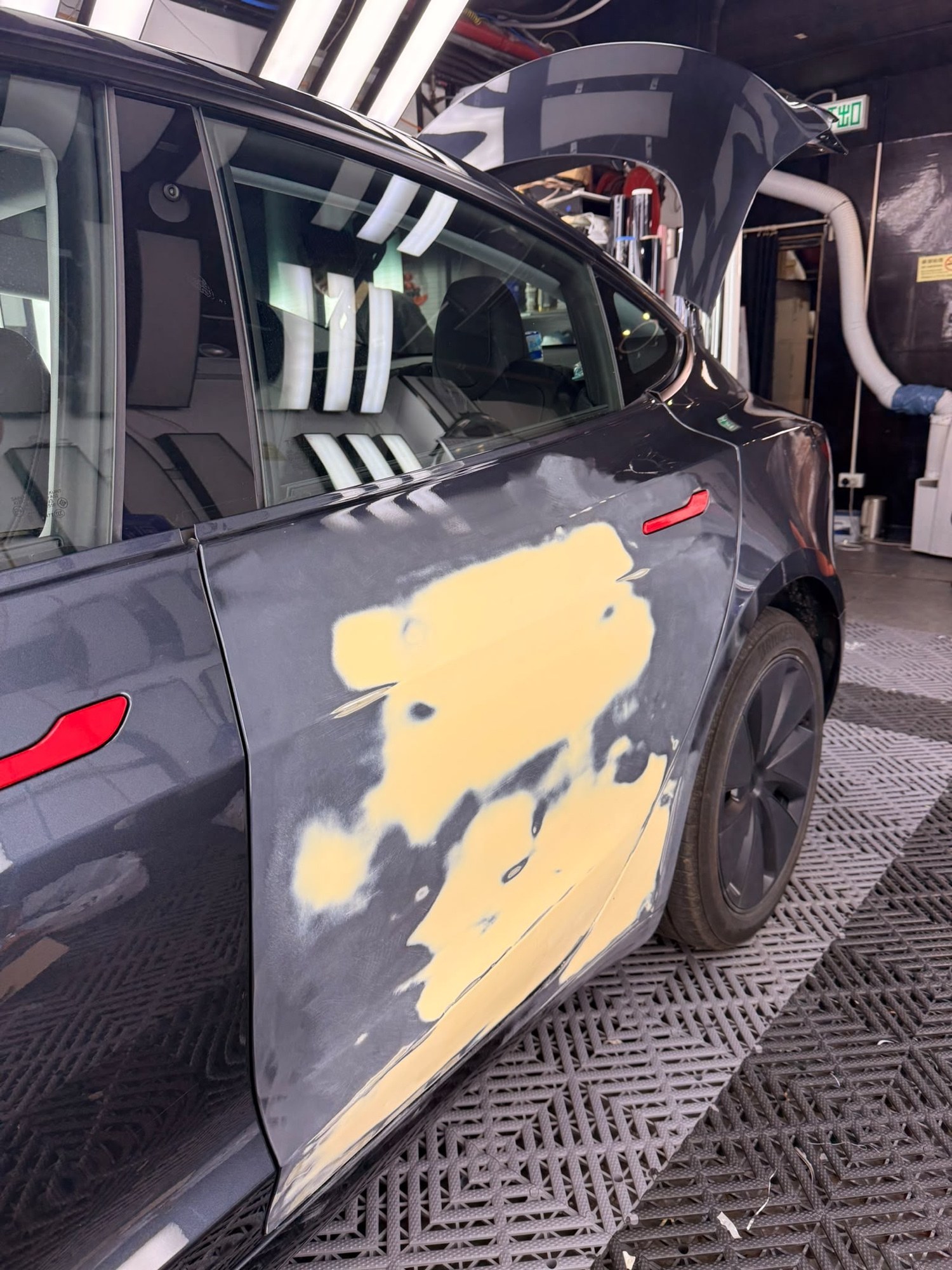 Tesla Model 3 後門刮花位置批灰打底，鋪上膩子準備打磨填平