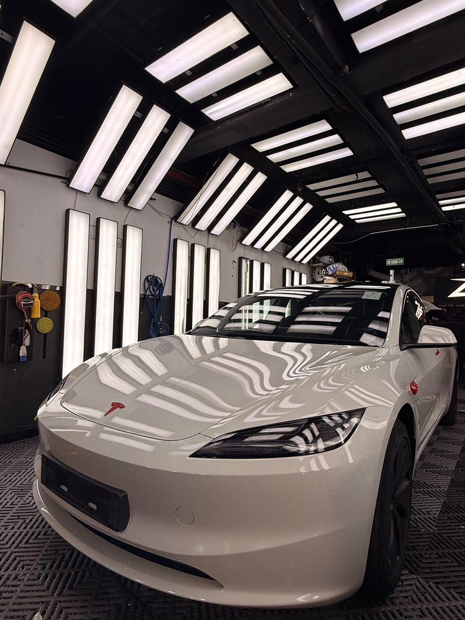 Tesla Model 3 Highland 全車改色包膜完成,珍珠白車身鏡面反光