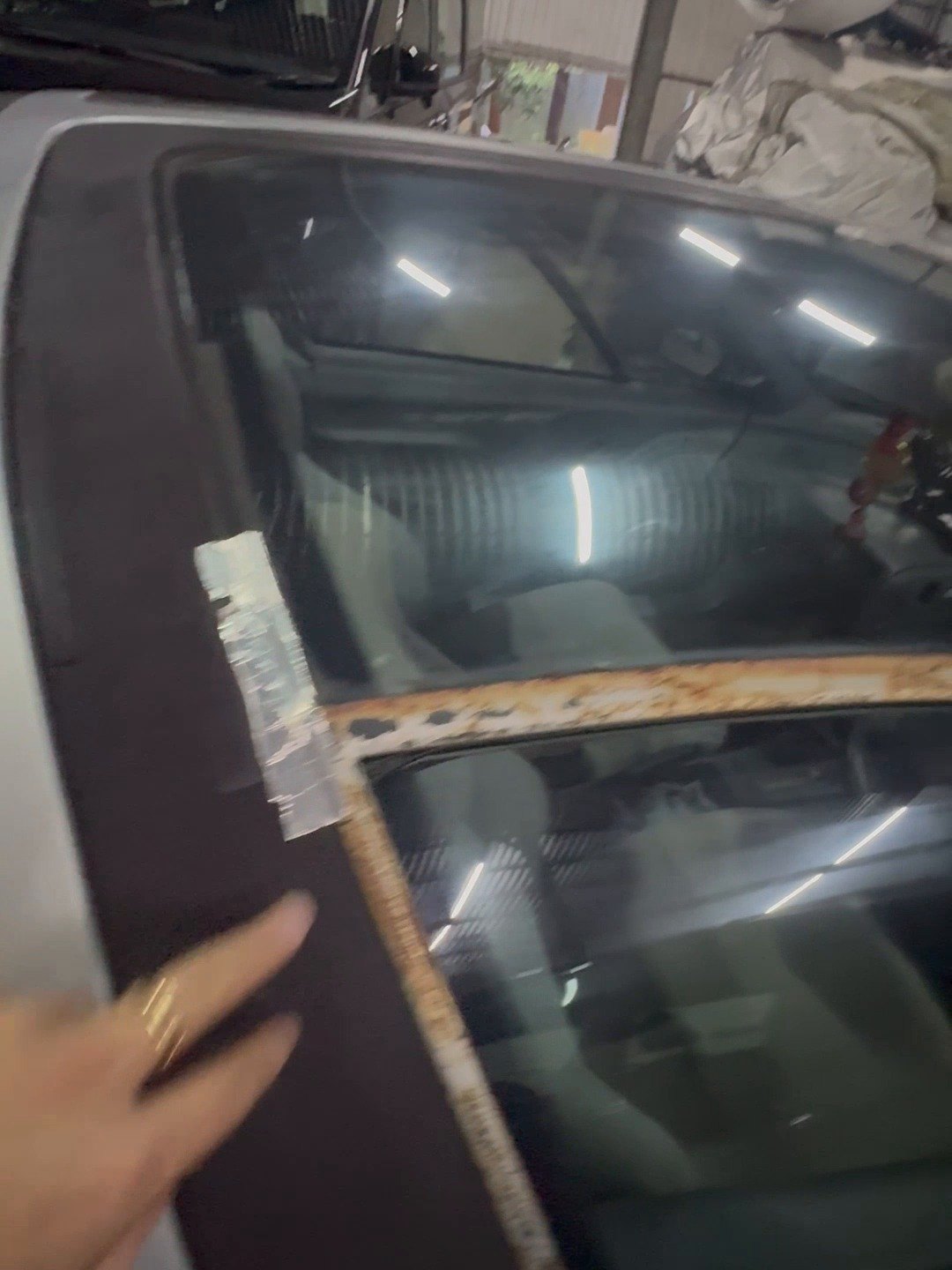 Toyota Sera 車窗框飾條嚴重生鏽，部分用膠紙貼住
