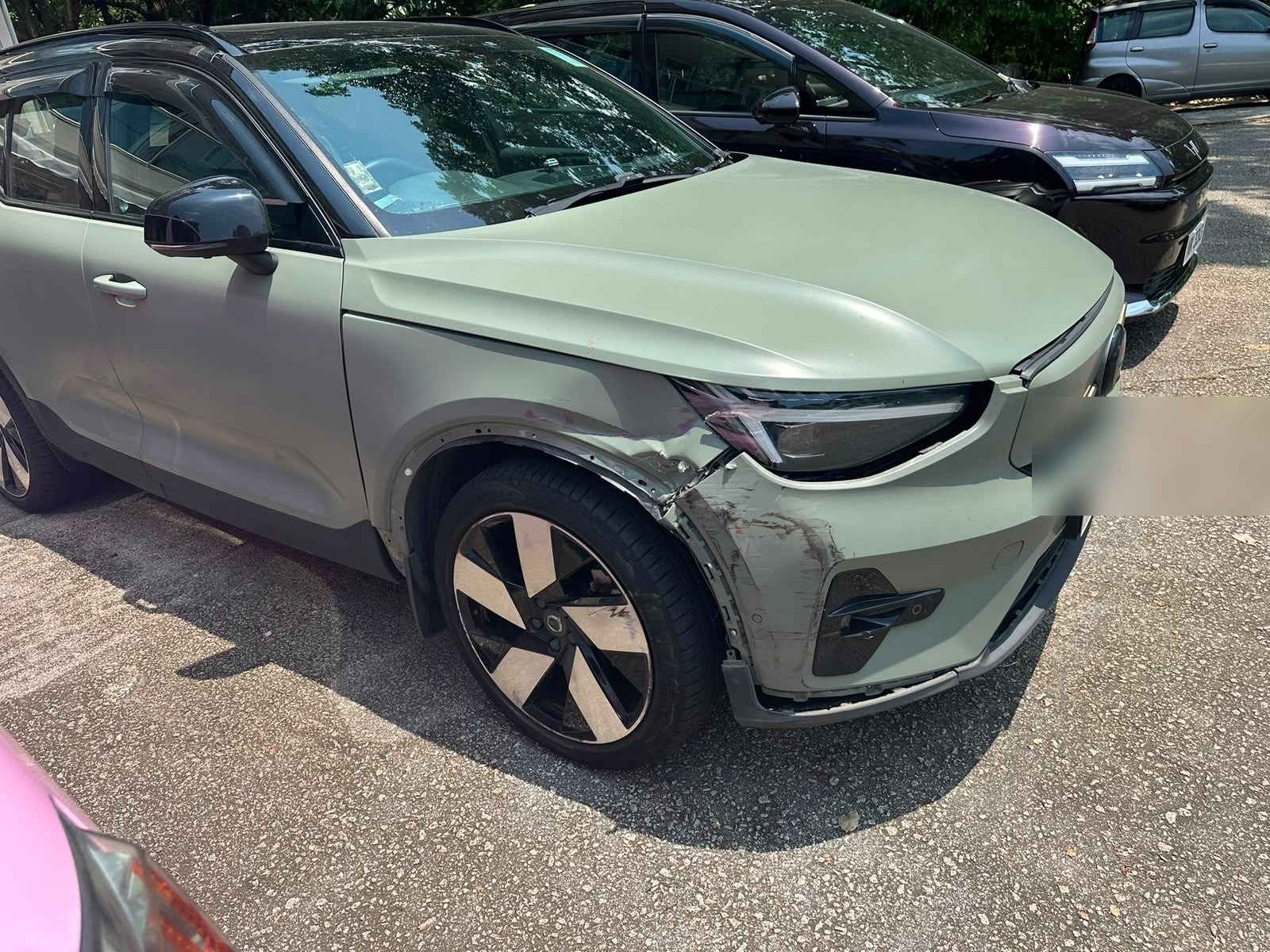 Volvo EX30 車頭右邊車翼連泵把刮花見底色，泵把邊角鬆脫