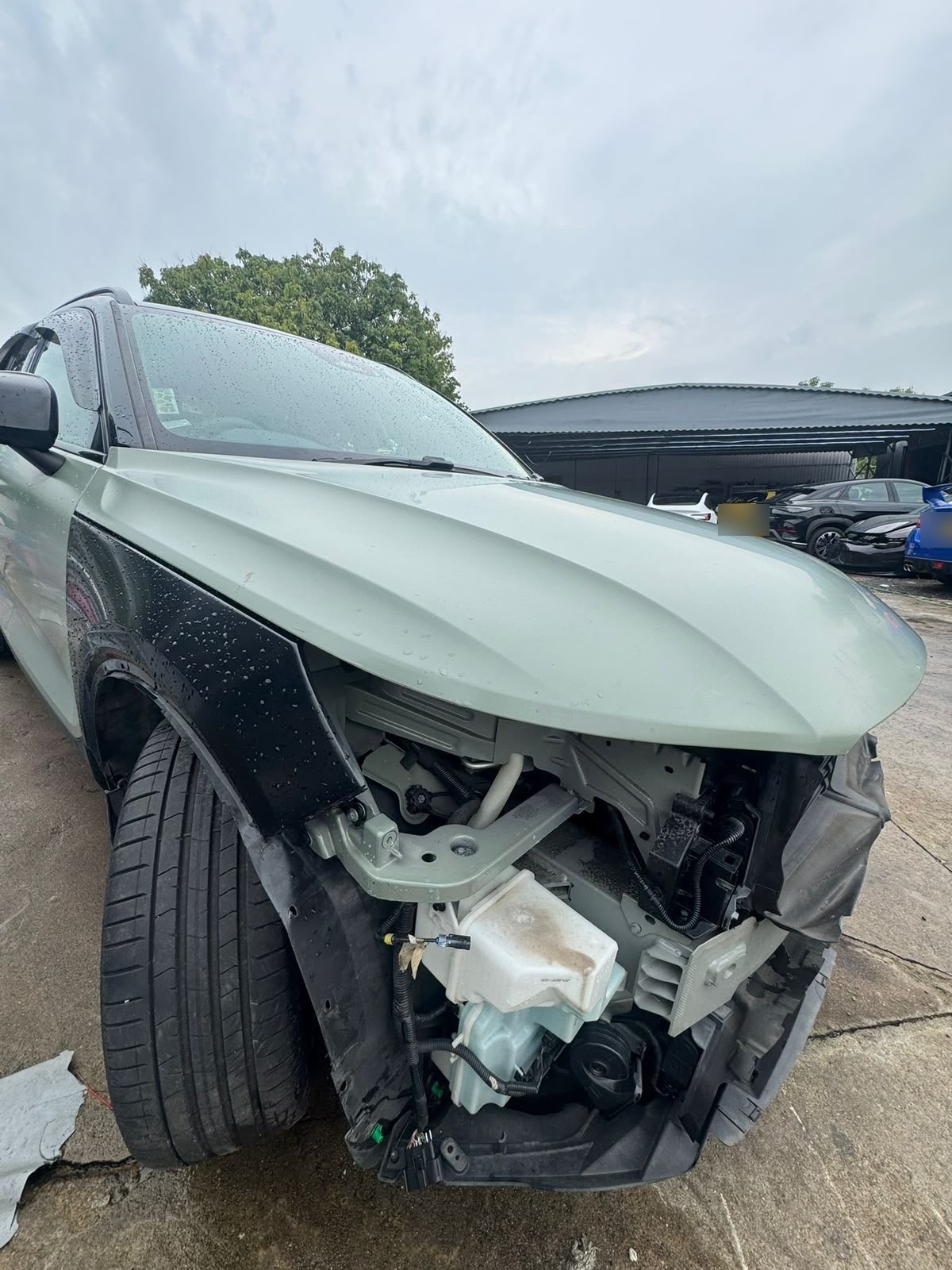 Volvo EX30 拆走泵把同大燈組後，露出車翼內部結構準備檢查同打正