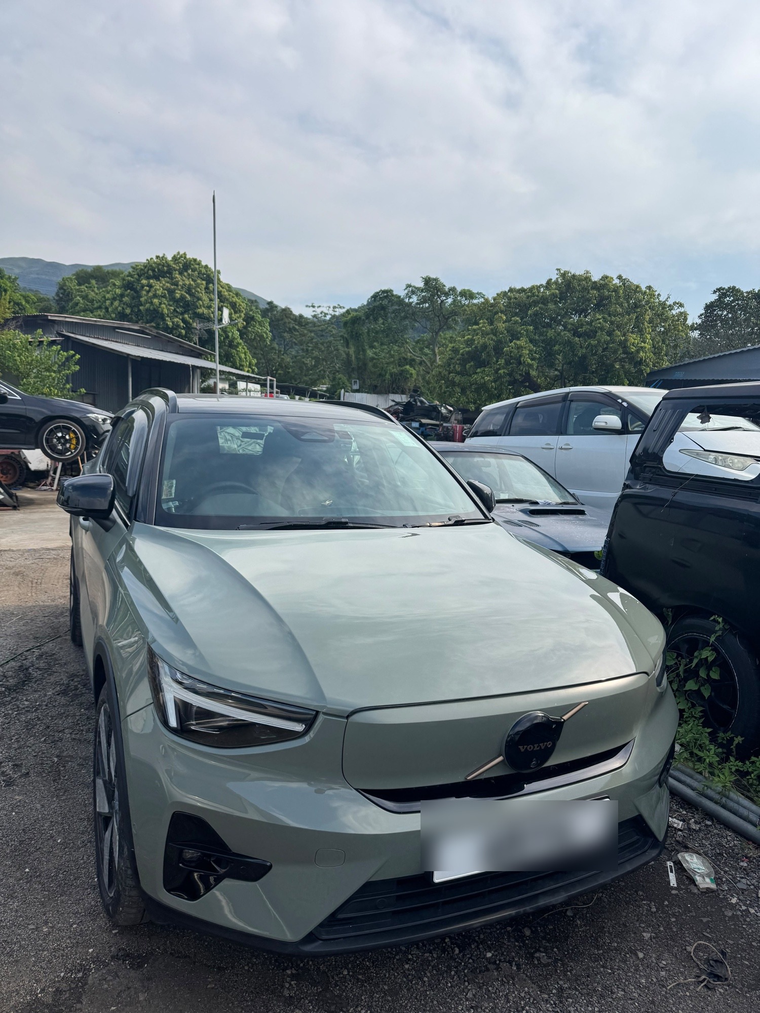 Volvo EX30 車頭鈑金打正批灰噴漆完工,淺卡其綠車頭回復原色